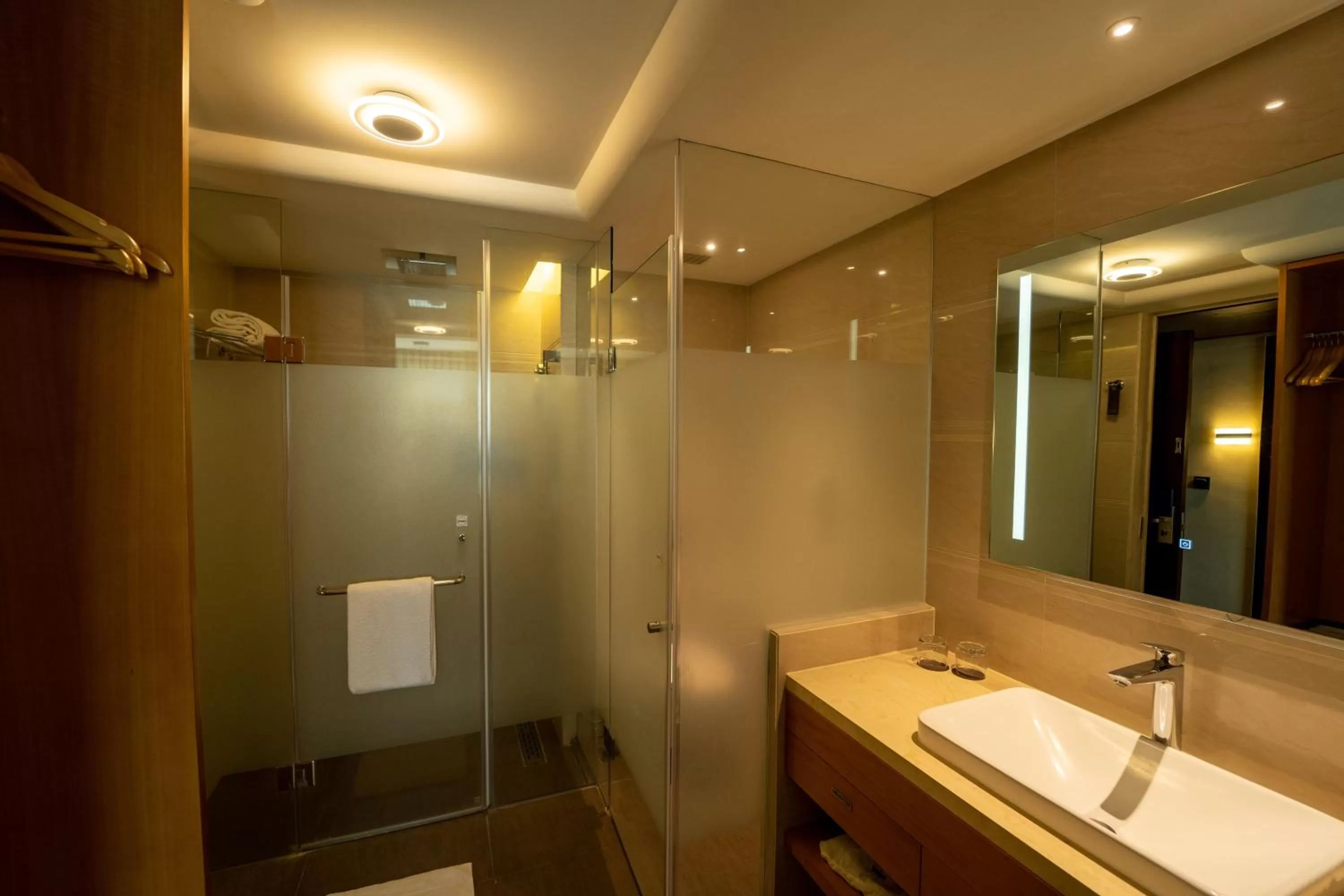 Shower in Courtyard by Marriott Madurai