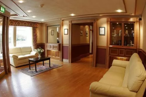 Facade/entrance in Mackays Hotel