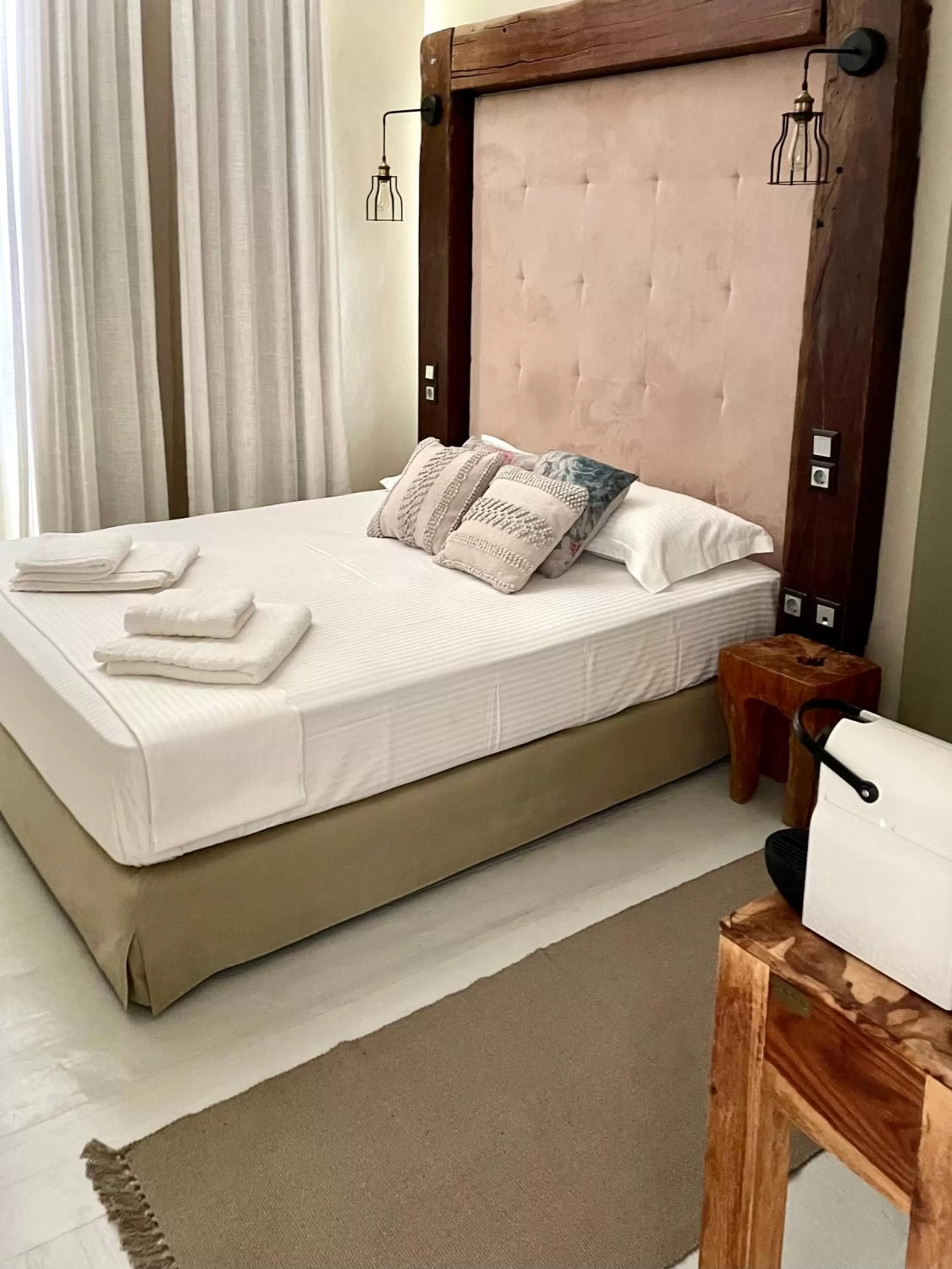 Bed in 1901 Hermoupolis