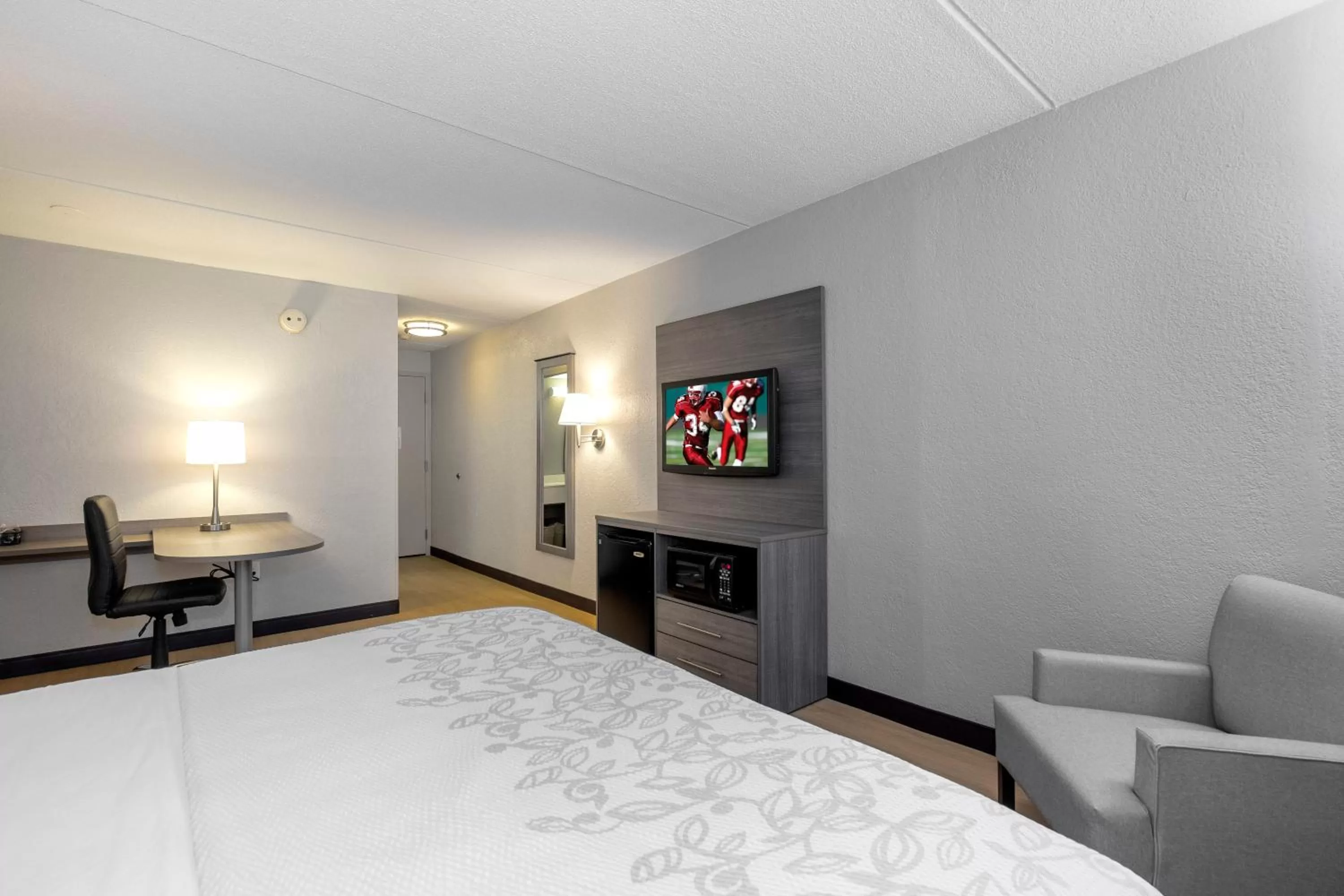 Photo of the whole room, Bed in Red Roof Inn PLUS Boston - Mansfield - Foxboro