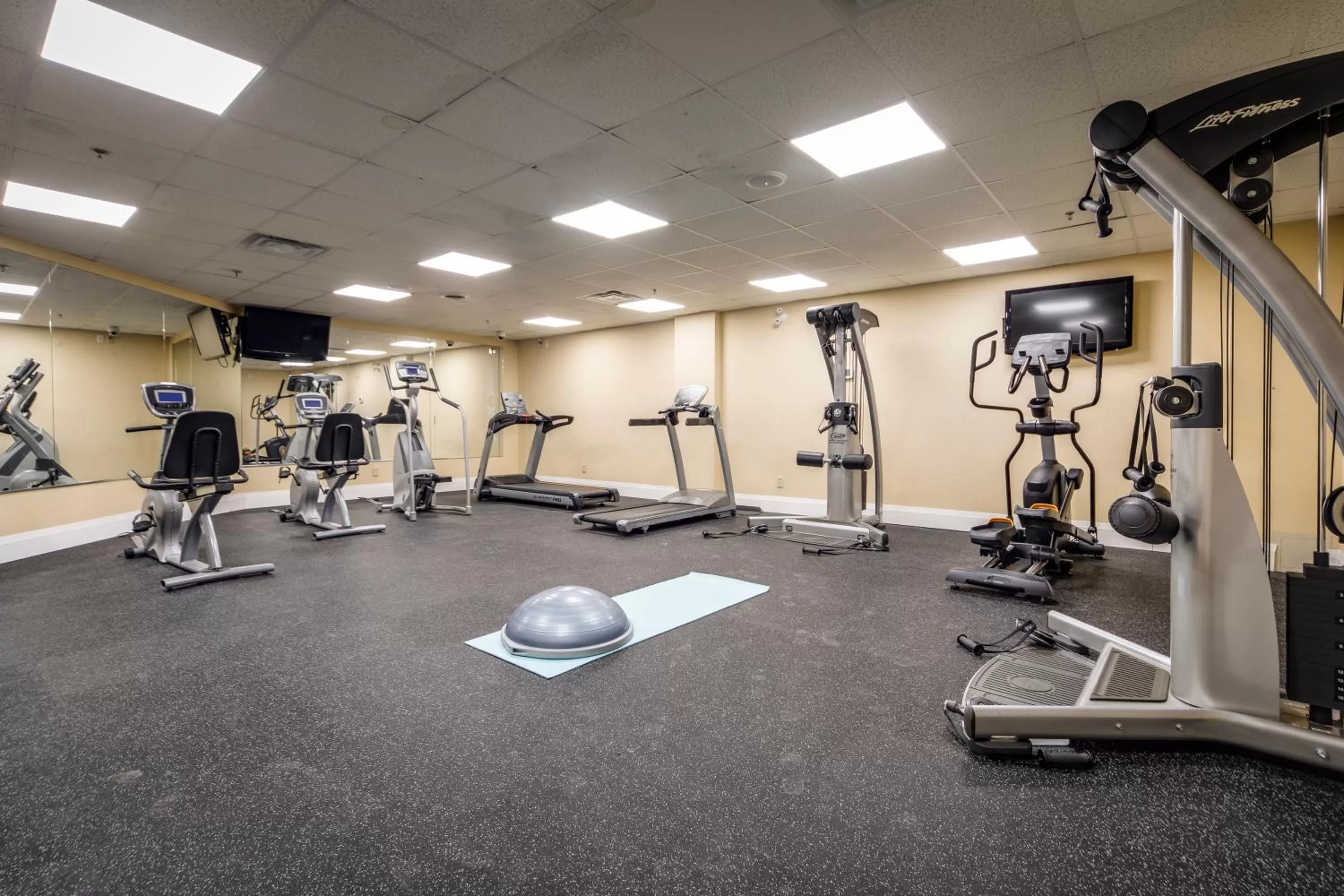 Fitness centre/facilities in Monte Carlo Inn & Suites Downtown Markham