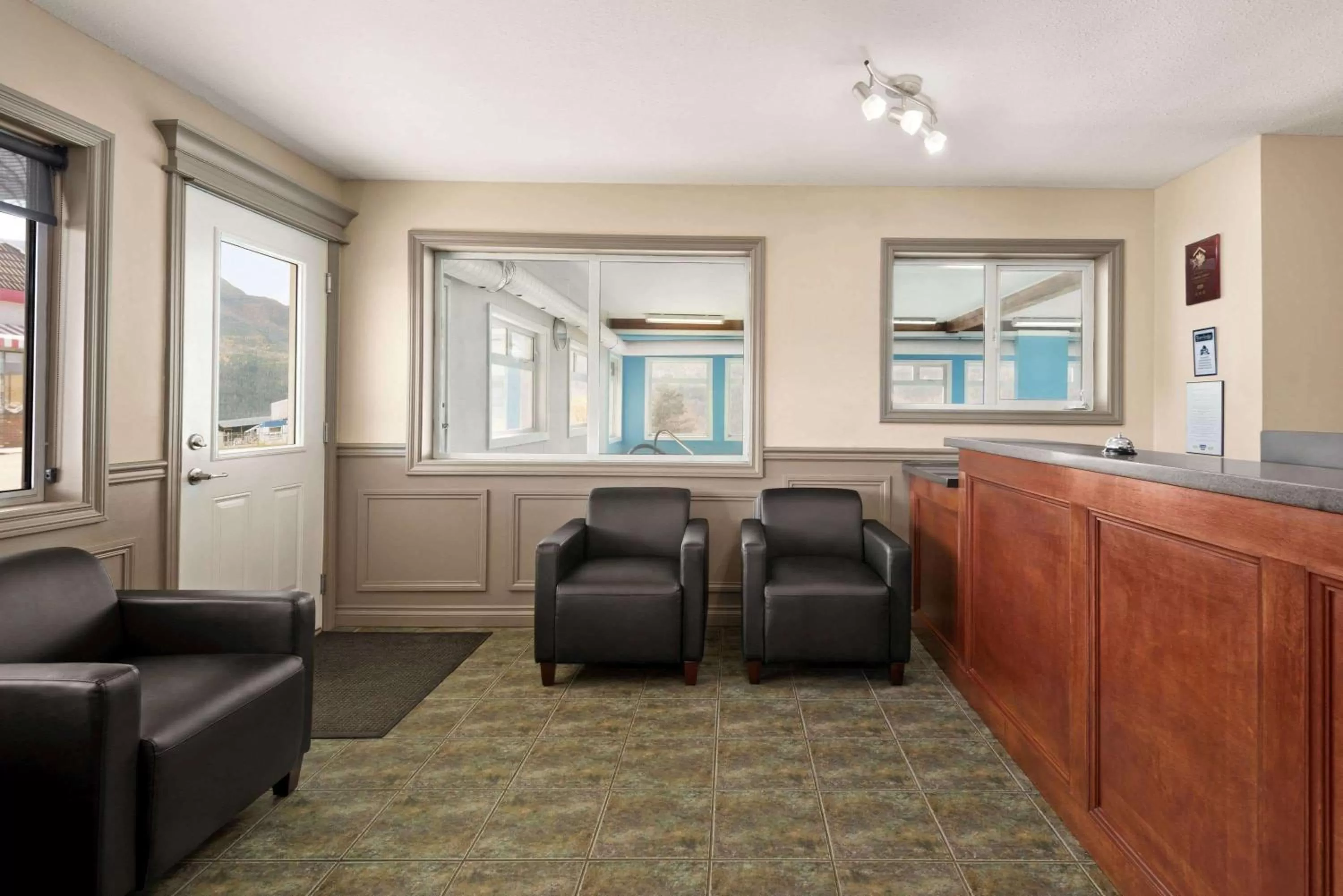 Lobby or reception in Travelodge by Wyndham Salmon Arm BC