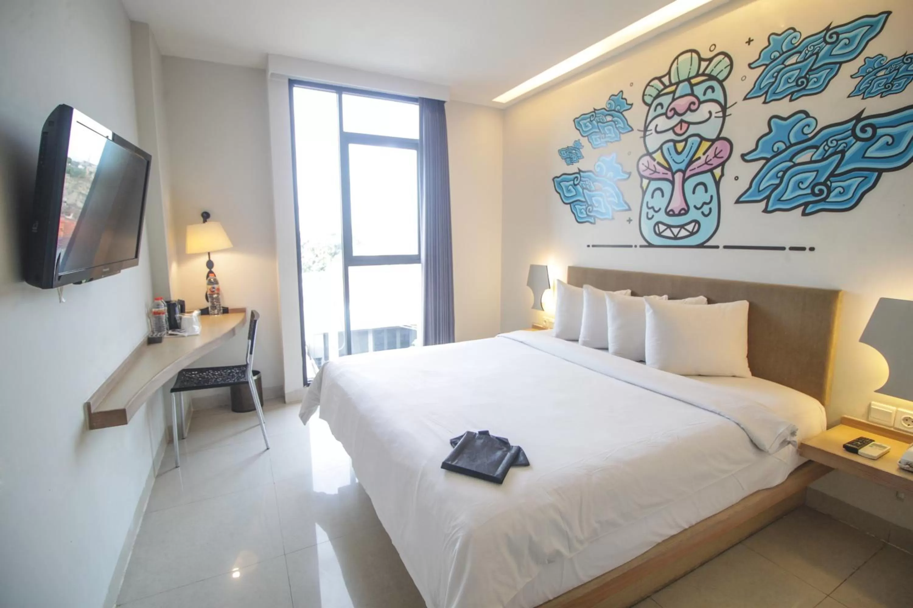 Photo of the whole room, Bed in Regantris Surabaya