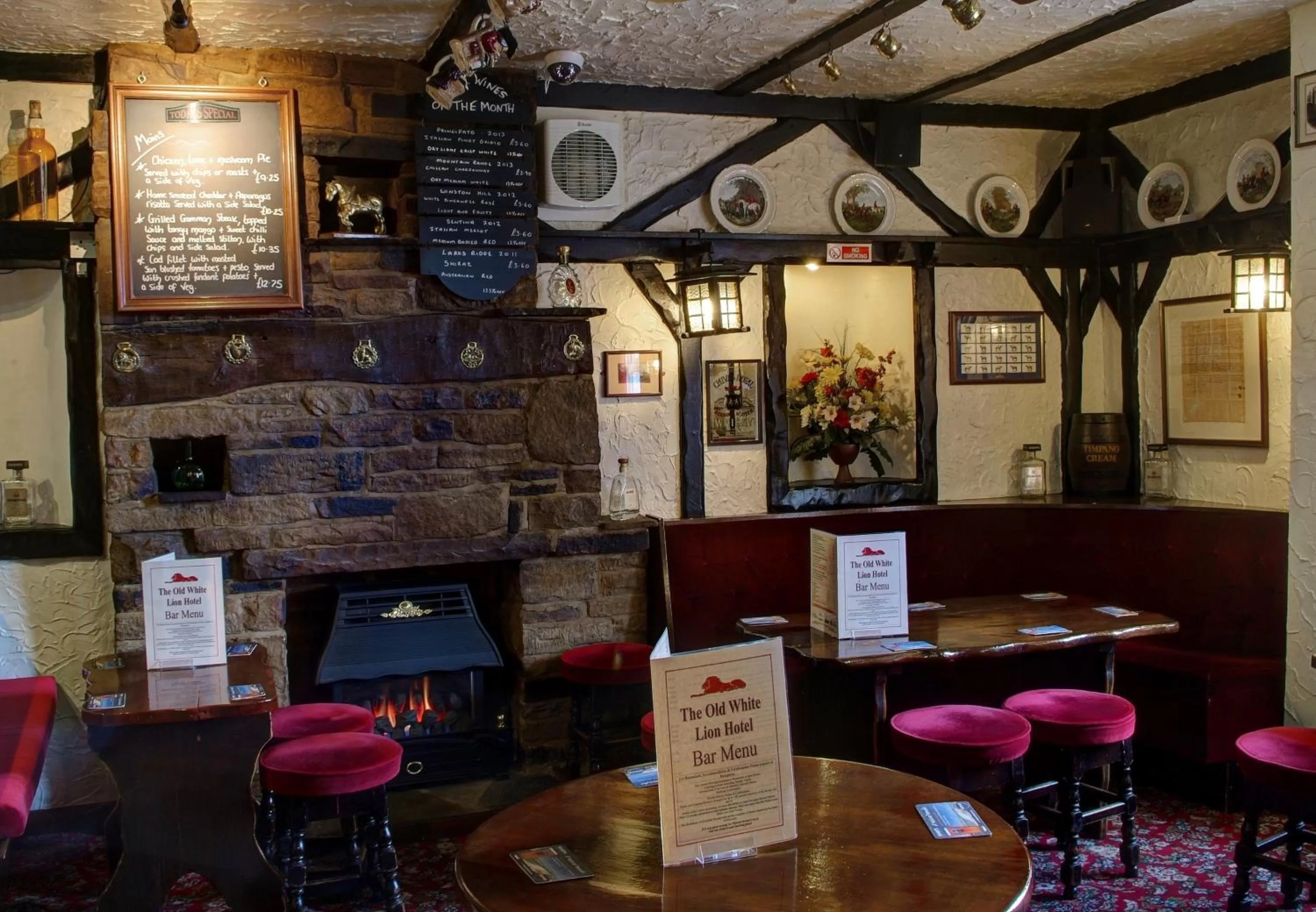 Food and drinks in The Old White Lion Hotel