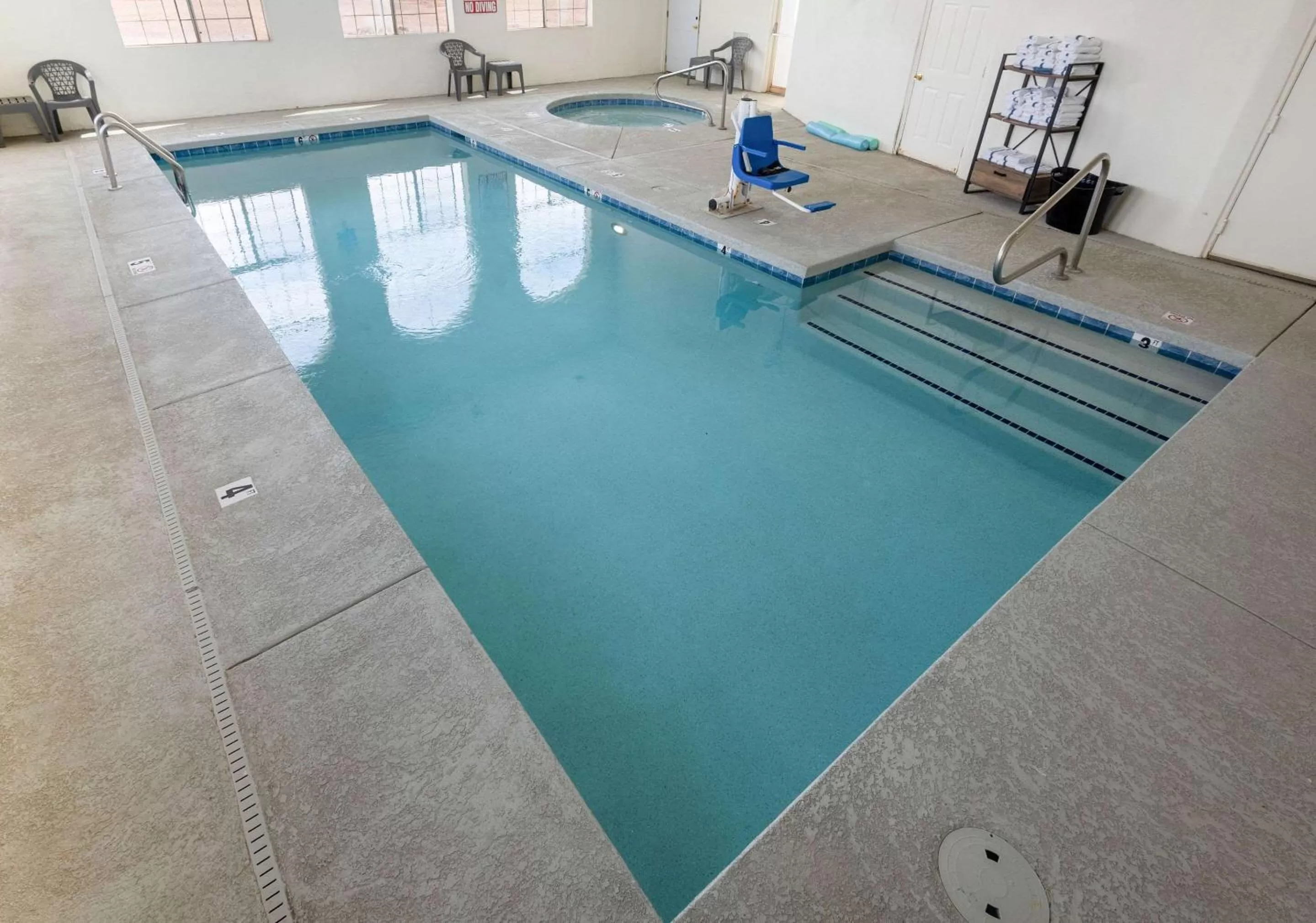 Swimming pool in Quality Inn Winslow I-40