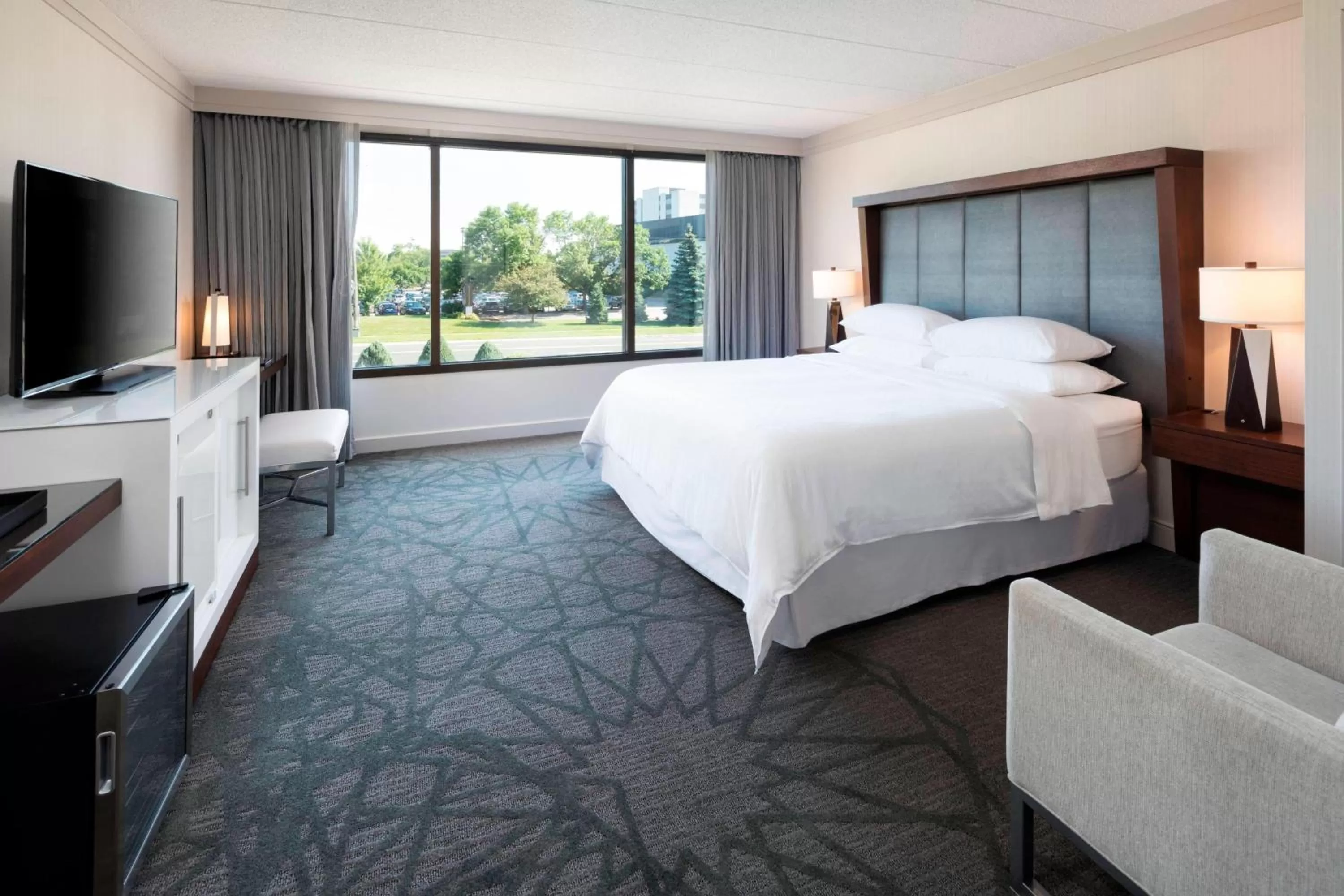 King Room with Roll-In Shower - Mobility and Hearing Accessible in Sheraton Bloomington