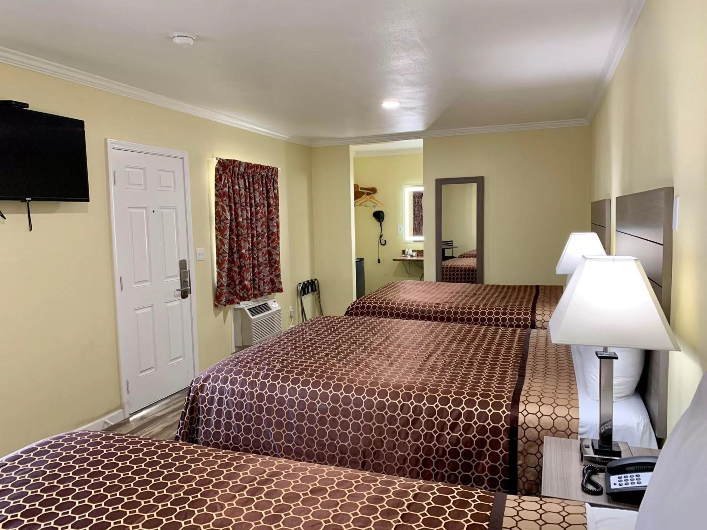 Property building, Bed in Central Coast Inn Cayucos