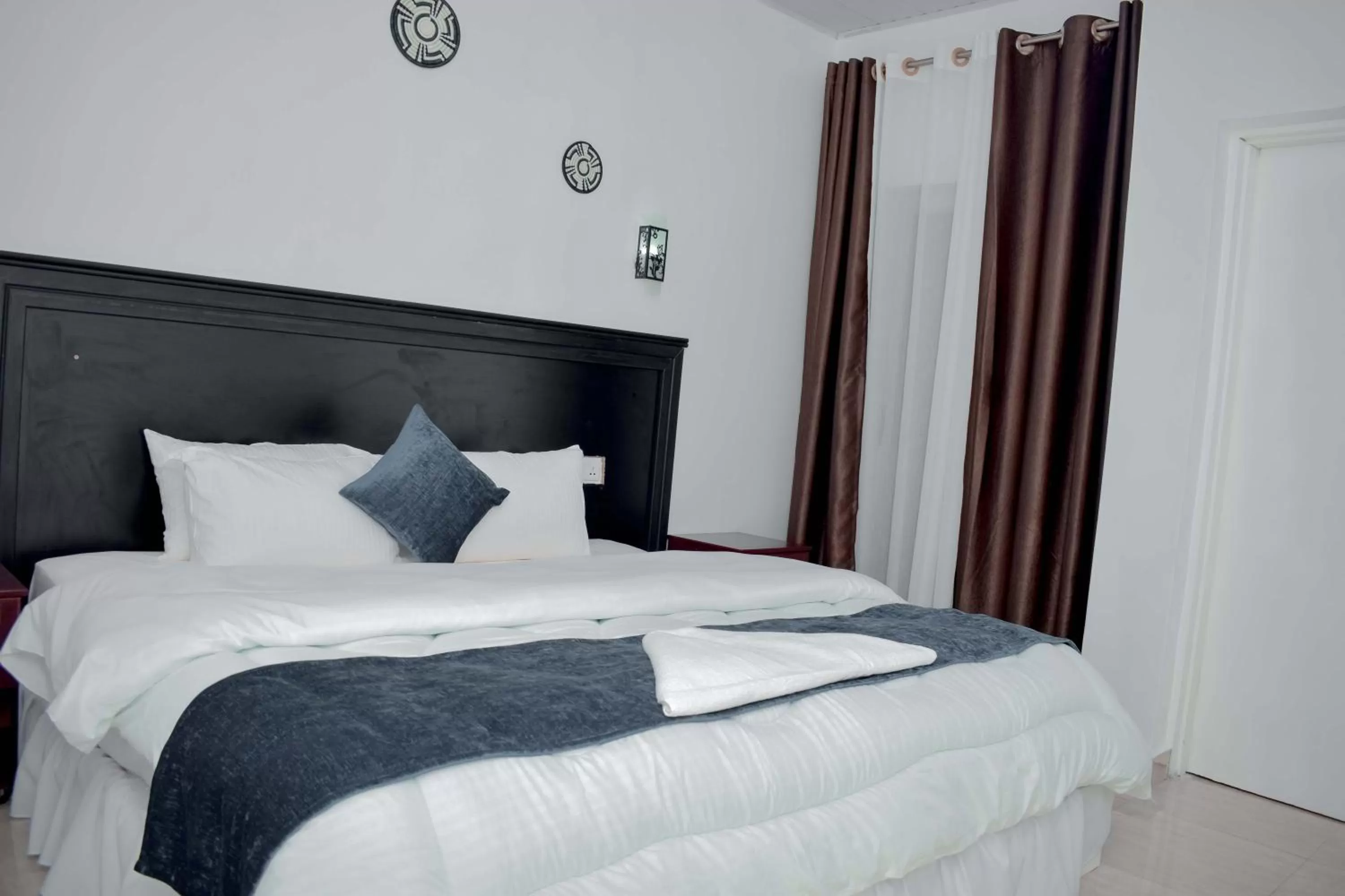 Bed in INZOZI AFRICA HOUSE B&B-Gishushu