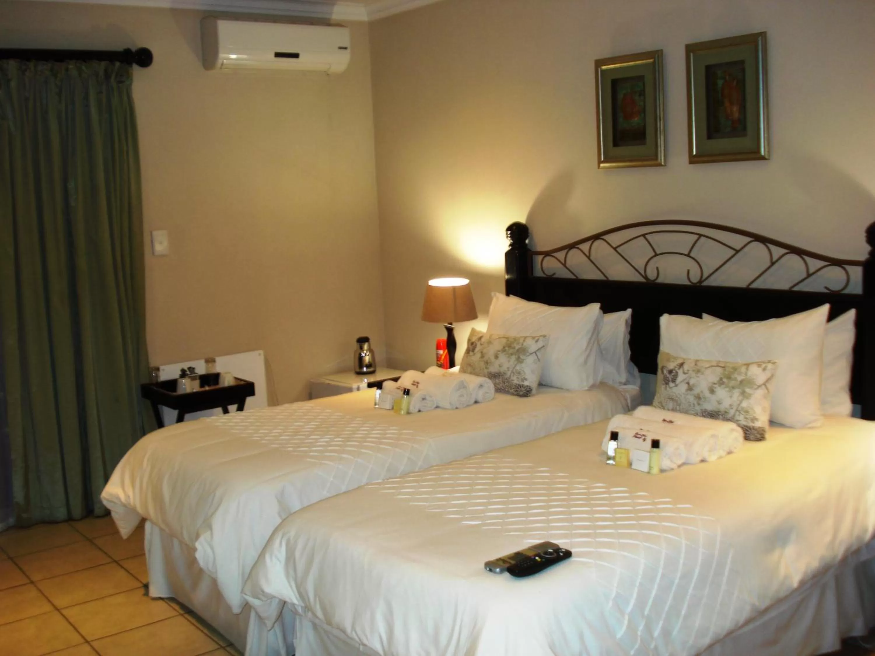 Bedroom, Bed in Bri-Shel Manor B&B