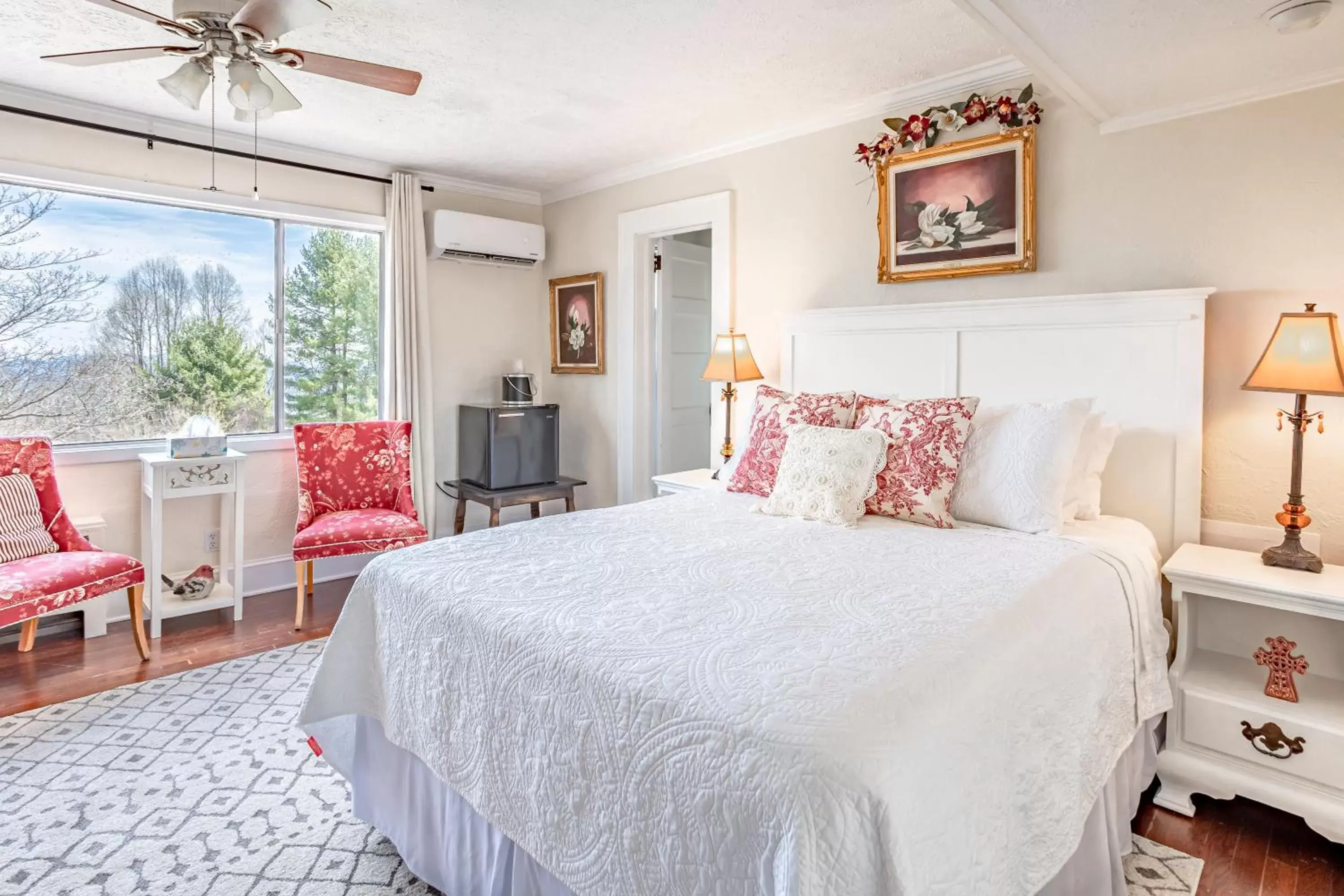 Queen Room with Garden View in Echo Mountain Inn Queen Room with Garden View in Echo Mountain Inn