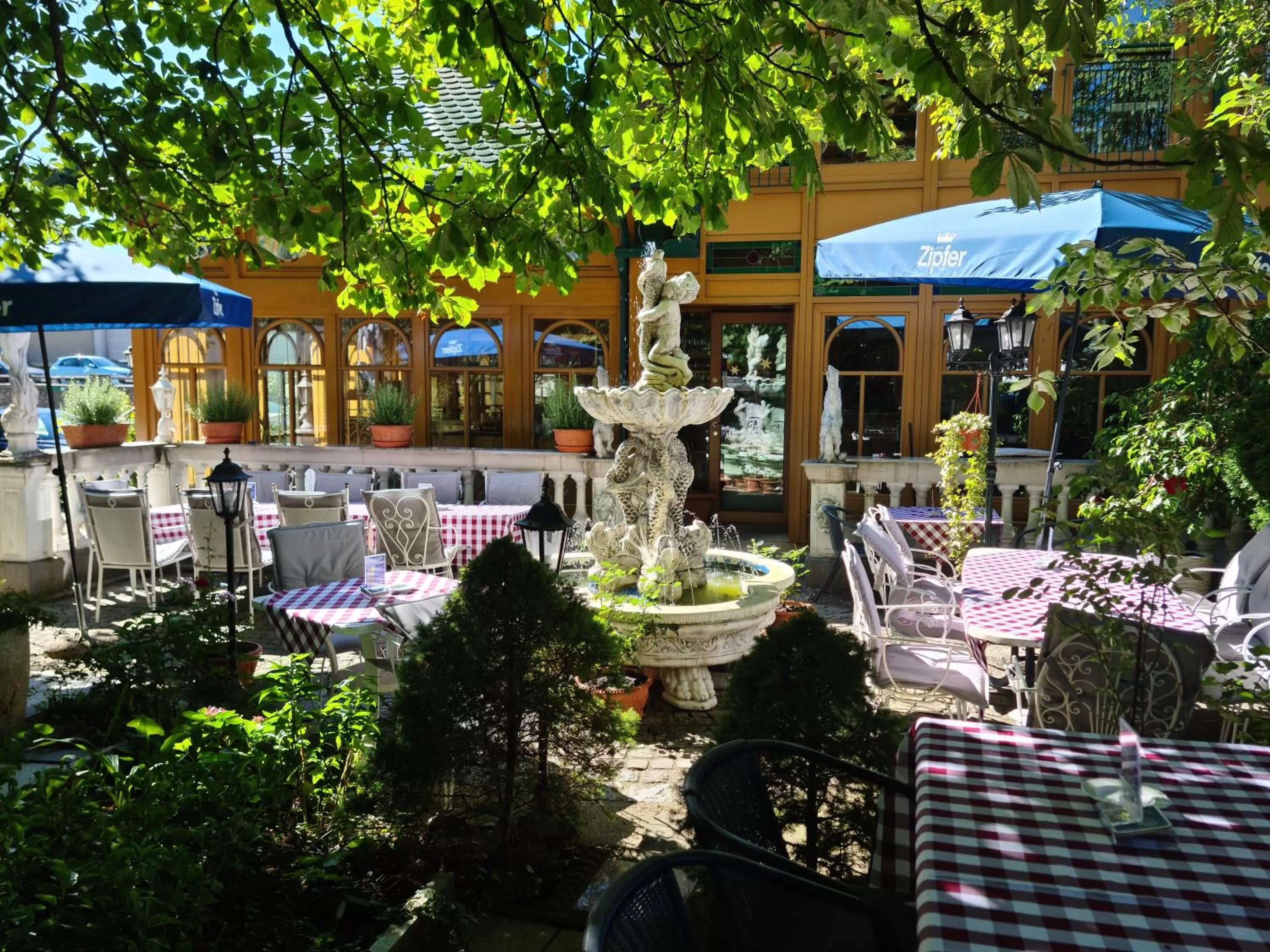 Restaurant/places to eat in Höckner Plaza Hotel