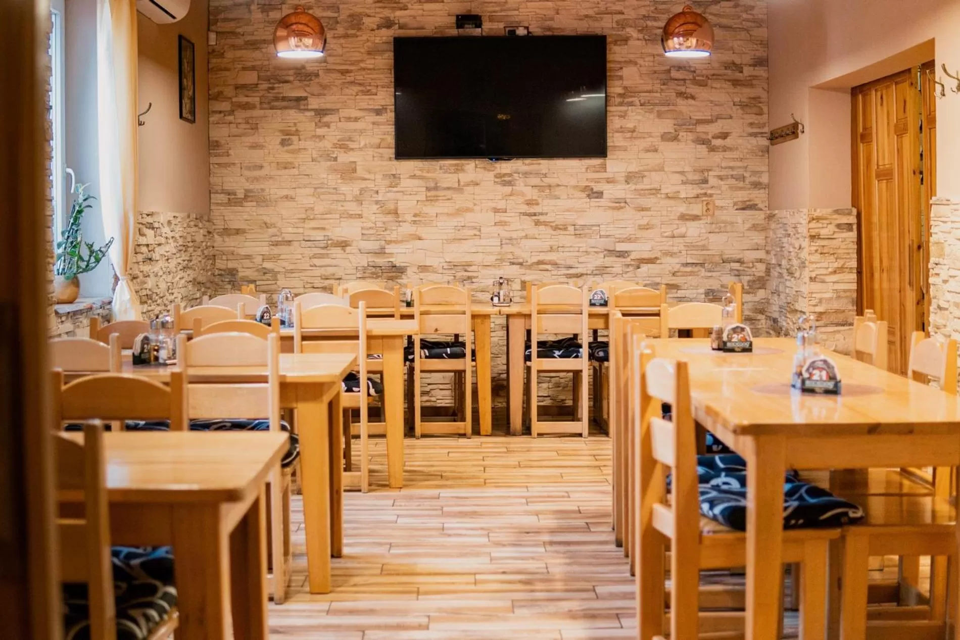 Restaurant/Places to Eat in Hotel Taurus