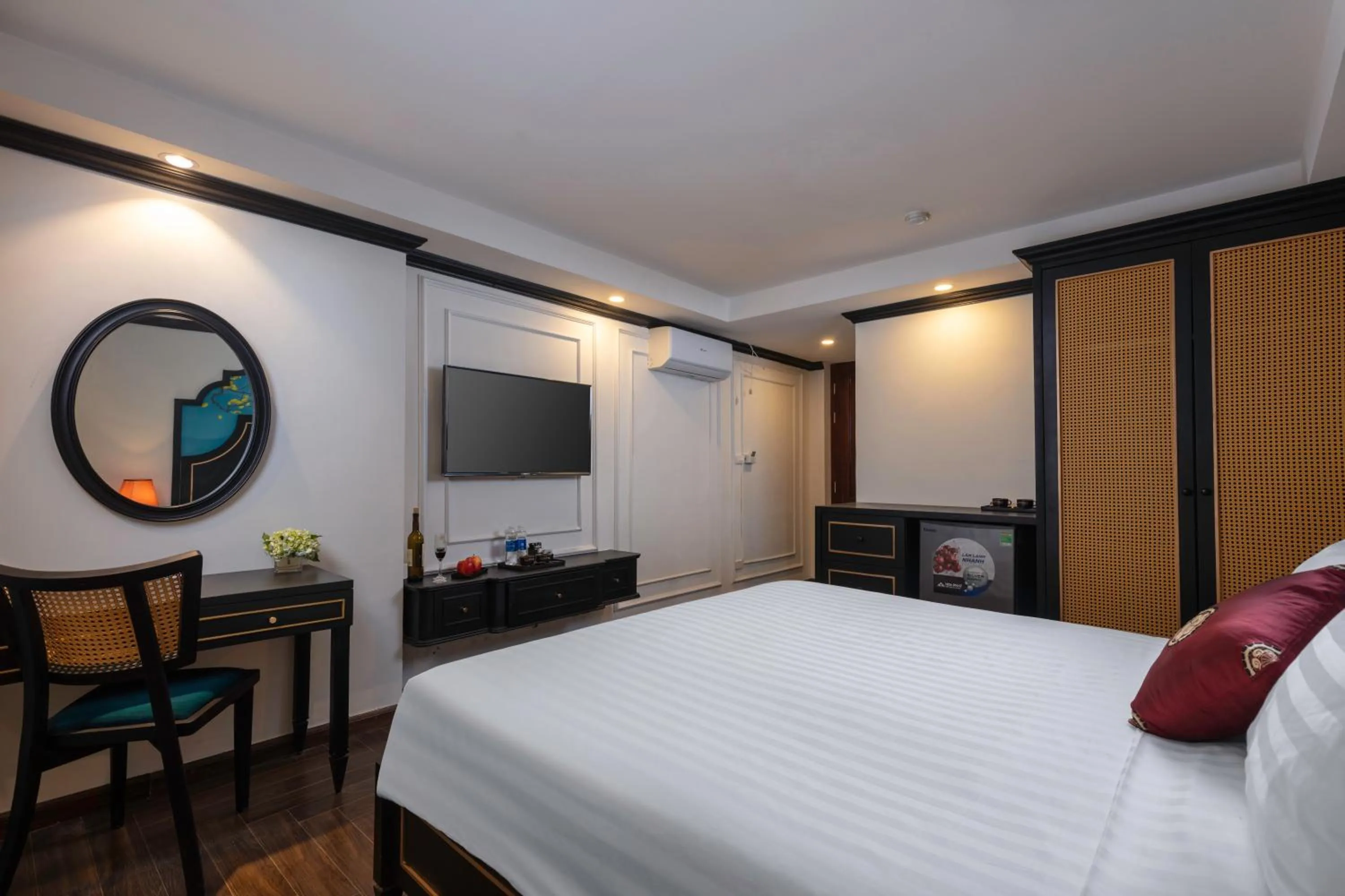 TV and multimedia, Bed in Queen Light Hotel - Ha Noi Old Quater