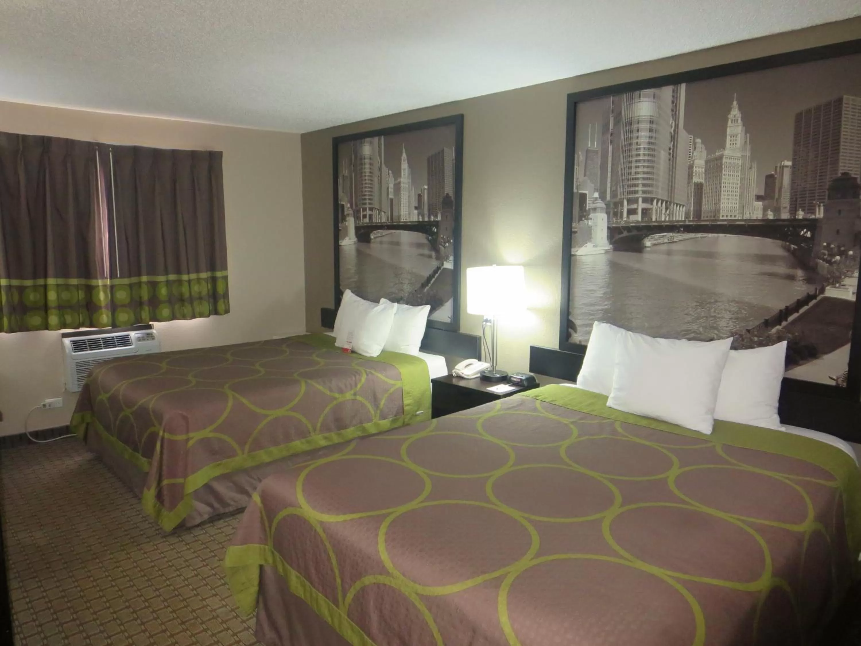 Bedroom, Bed in Super 8 by Wyndham Mundelein/Libertyville Area