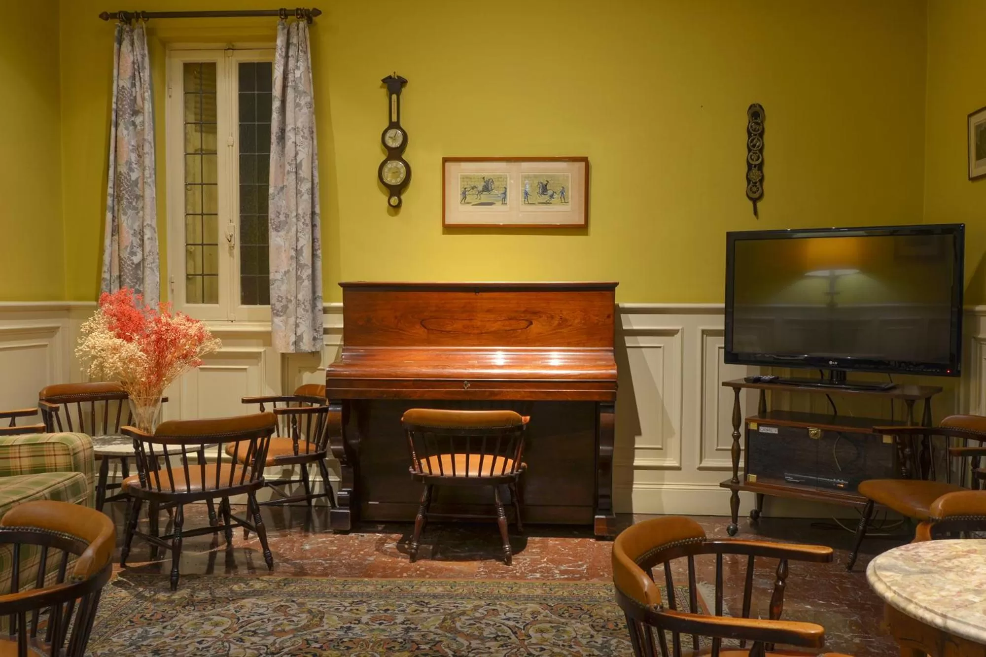 Communal lounge/ TV room in Hotel Alcazar Irun