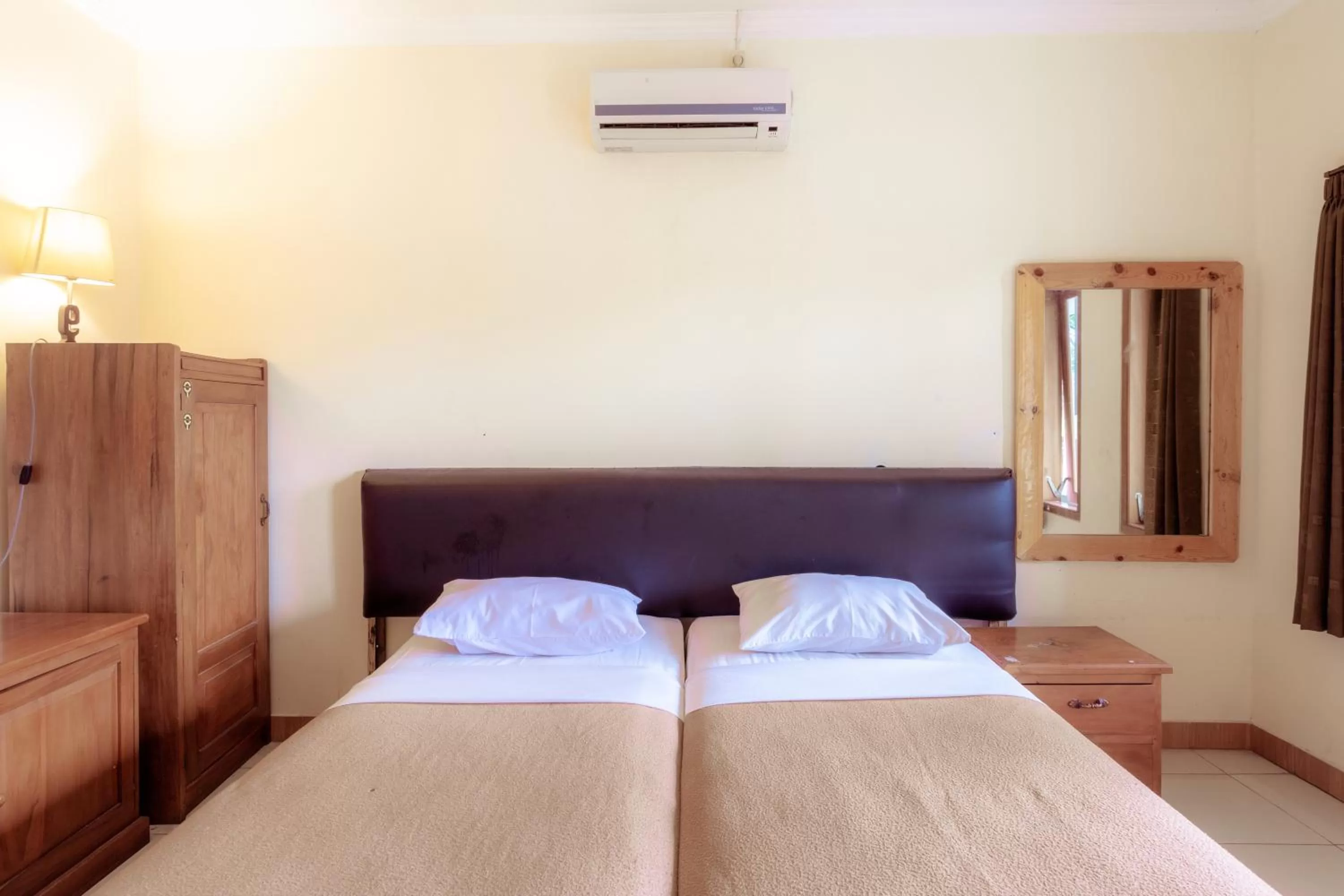 Bed in Hotel Mahkota Plengkung by ecommerceloka