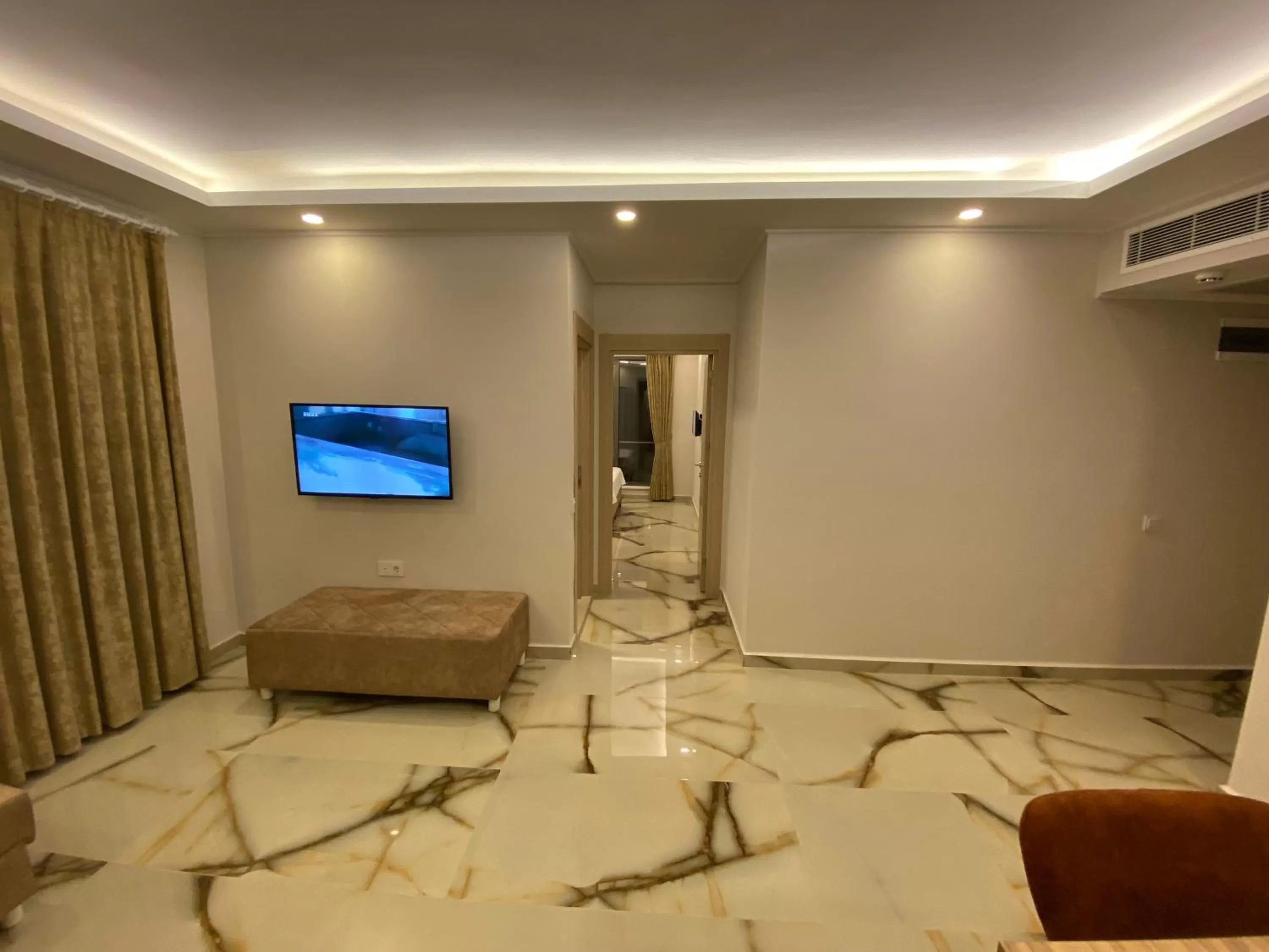 TV/Entertainment Center in Huma Elite Hotel