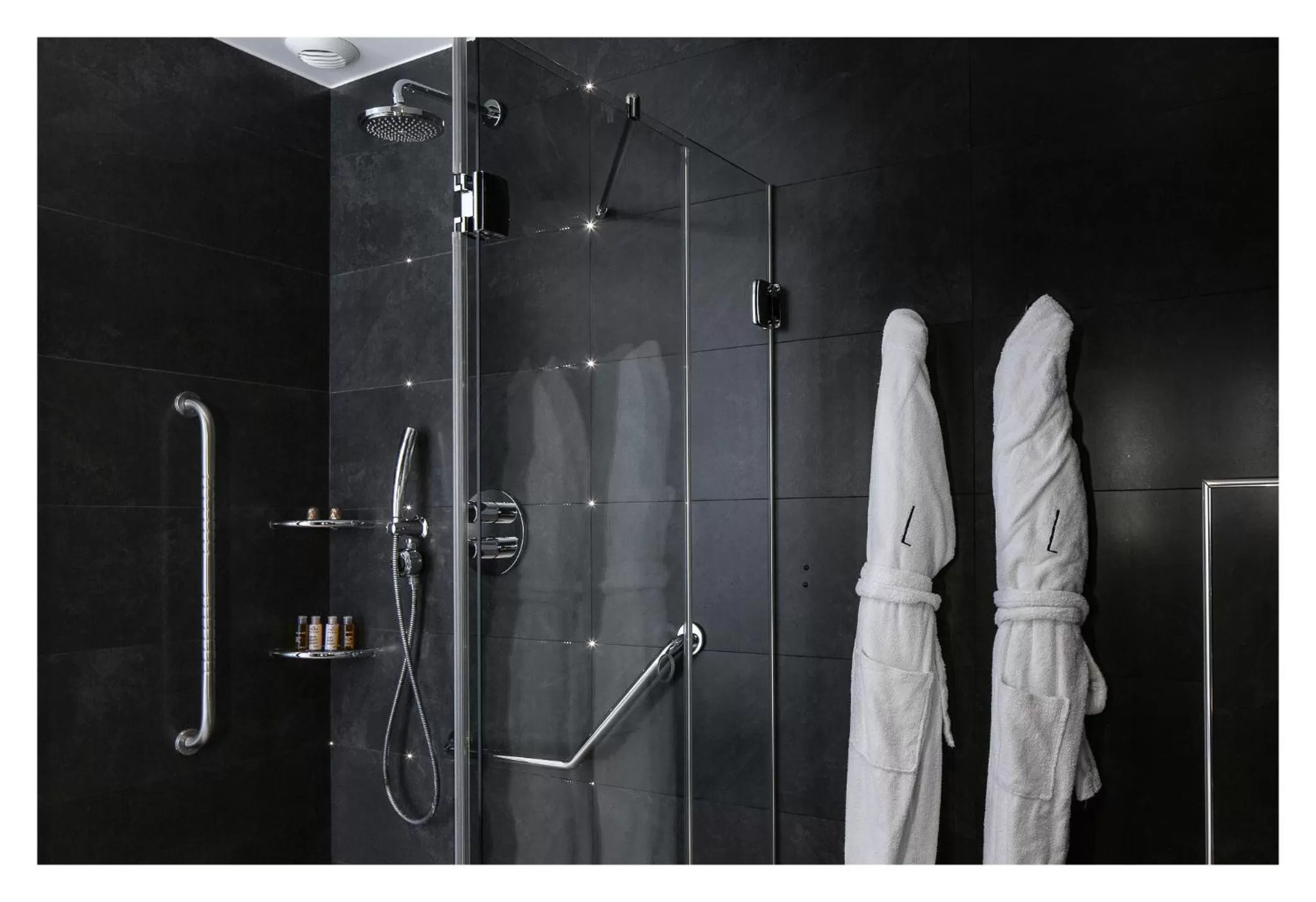 Shower in Lyric Hotel Paris Opera