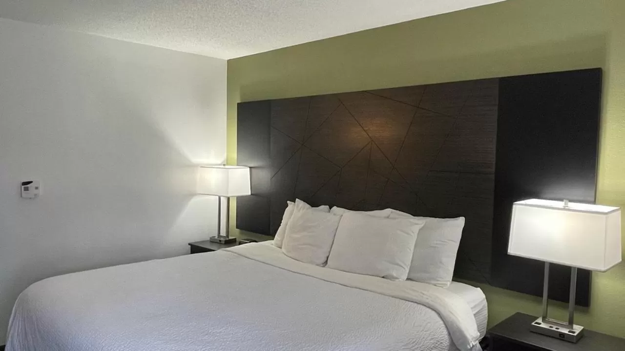 Photo of the whole room, Bed in La Quinta Inn and Suites by Wyndham Cincinnati North
