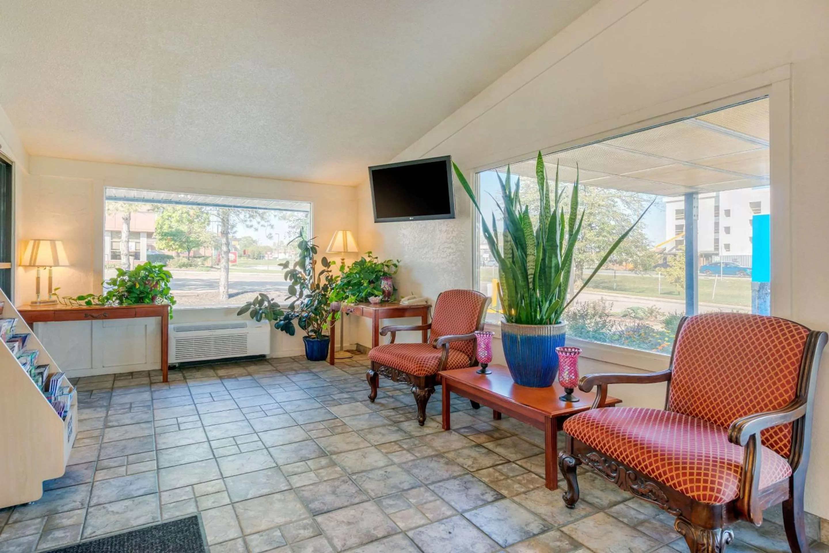 Lobby or reception, Seating Area in Rodeway Inn Hilliard/Columbus