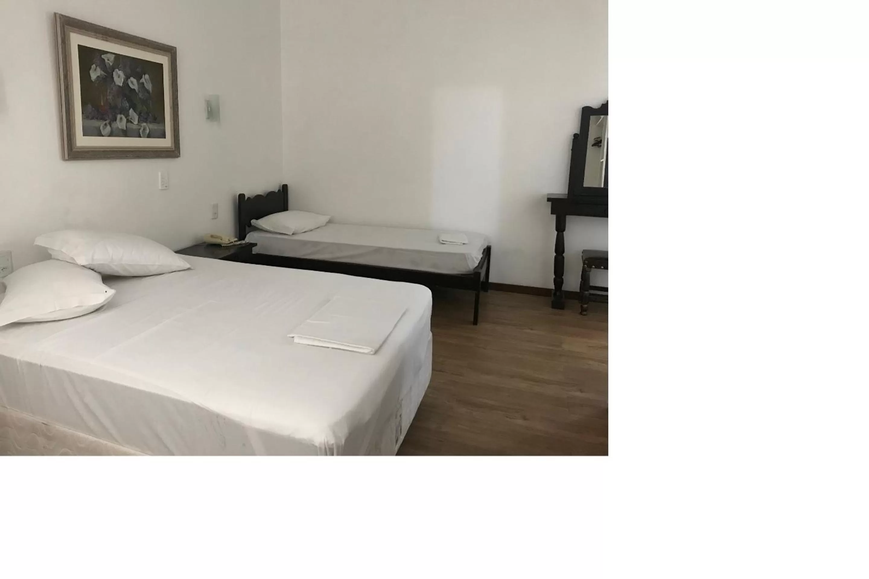 Bedroom, Bed in Farol Hotel