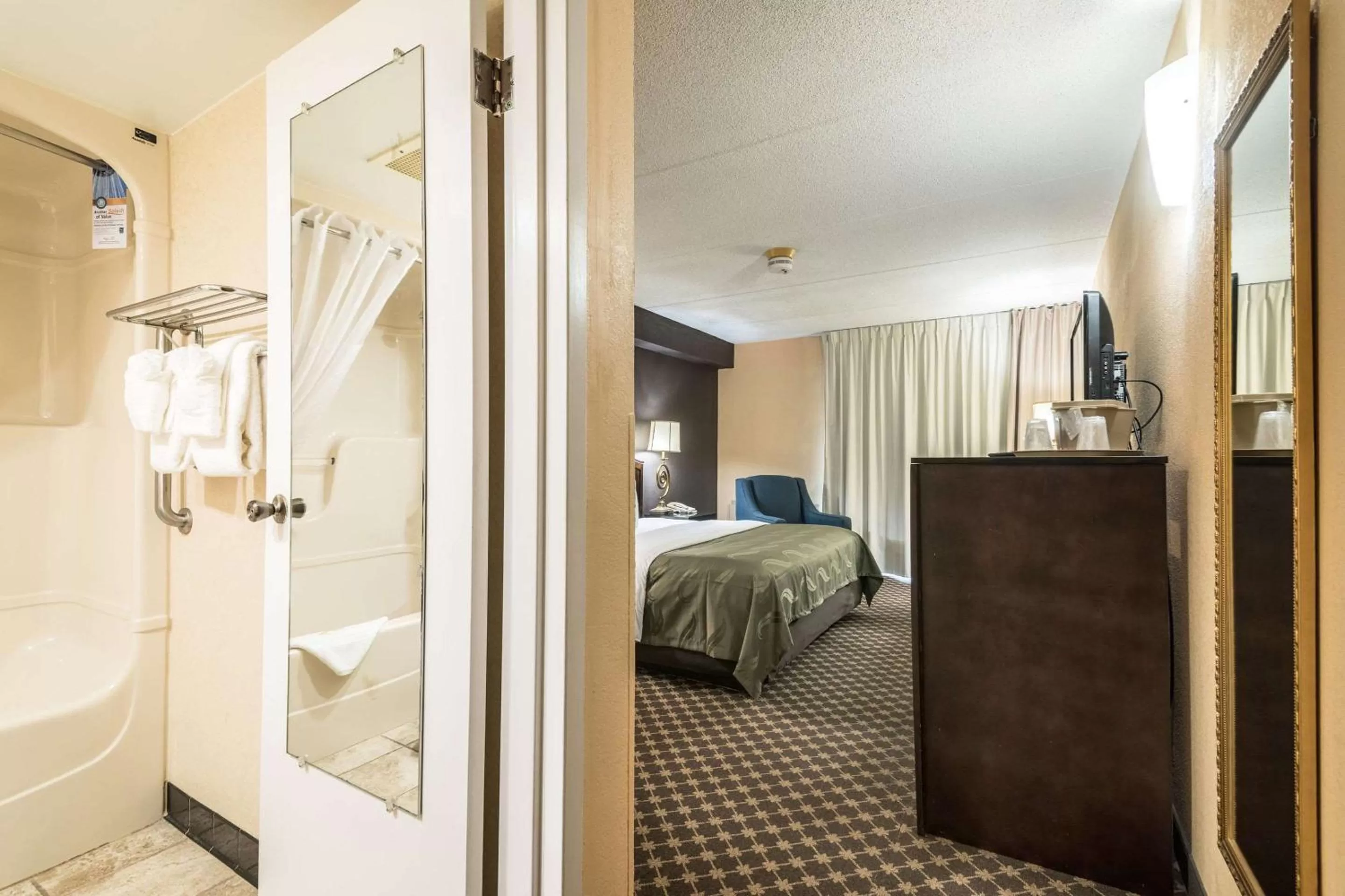 Photo of the whole room, Bed in Quality Inn Ithaca - University Area