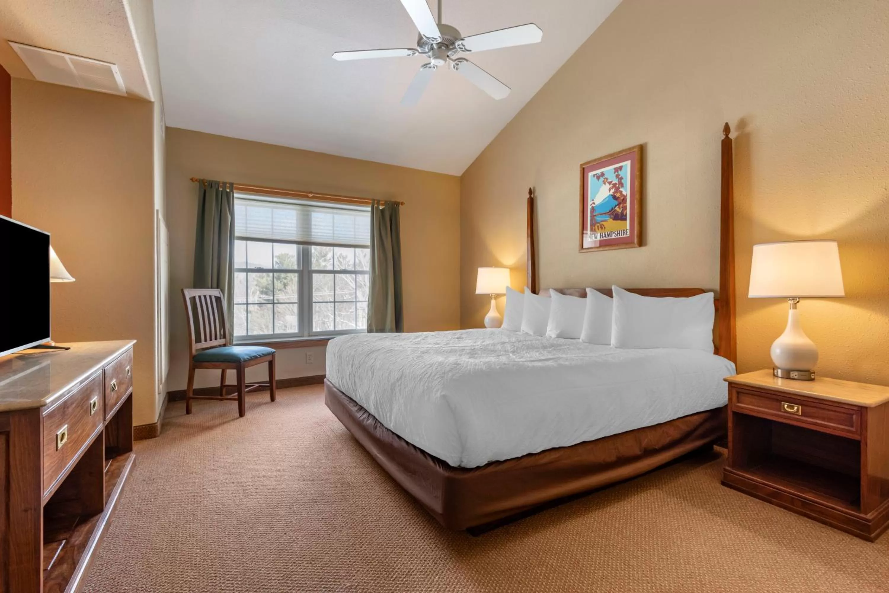 Bedroom, Bed in Mountain Edge Suites at Sunapee, an Ascend Collection Hotel