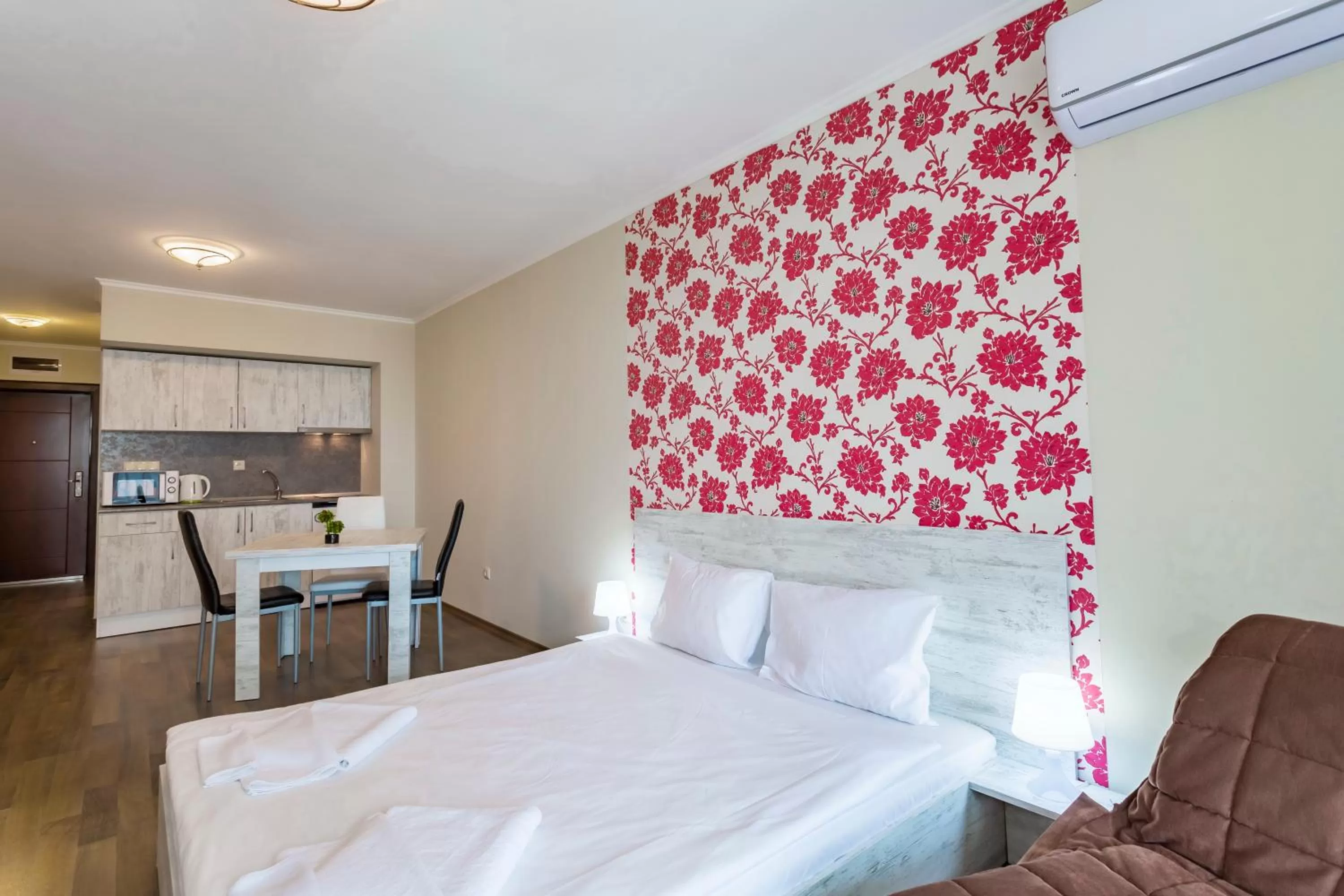 Bed in Rose Gardens Apart Hotel