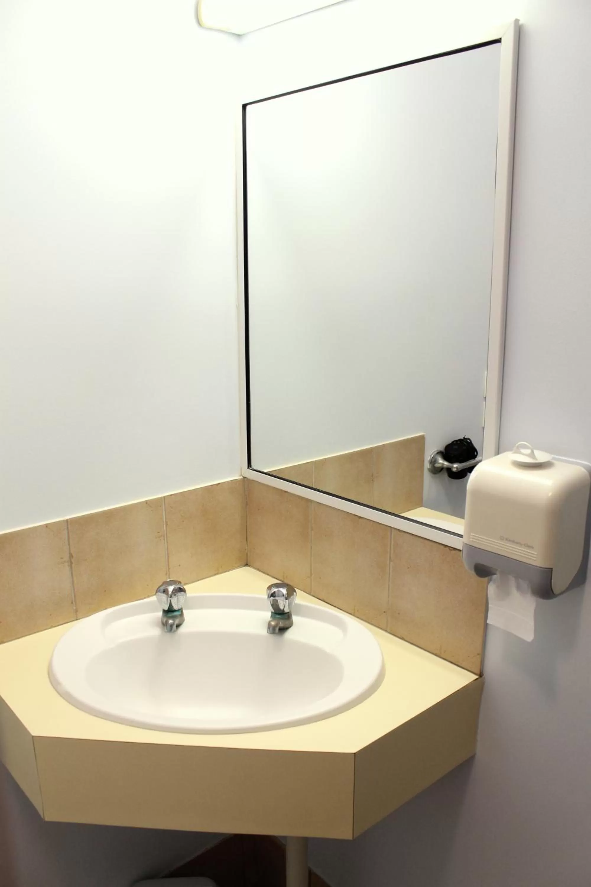 Bathroom in Rocky Glen Hotel Motel Gladstone