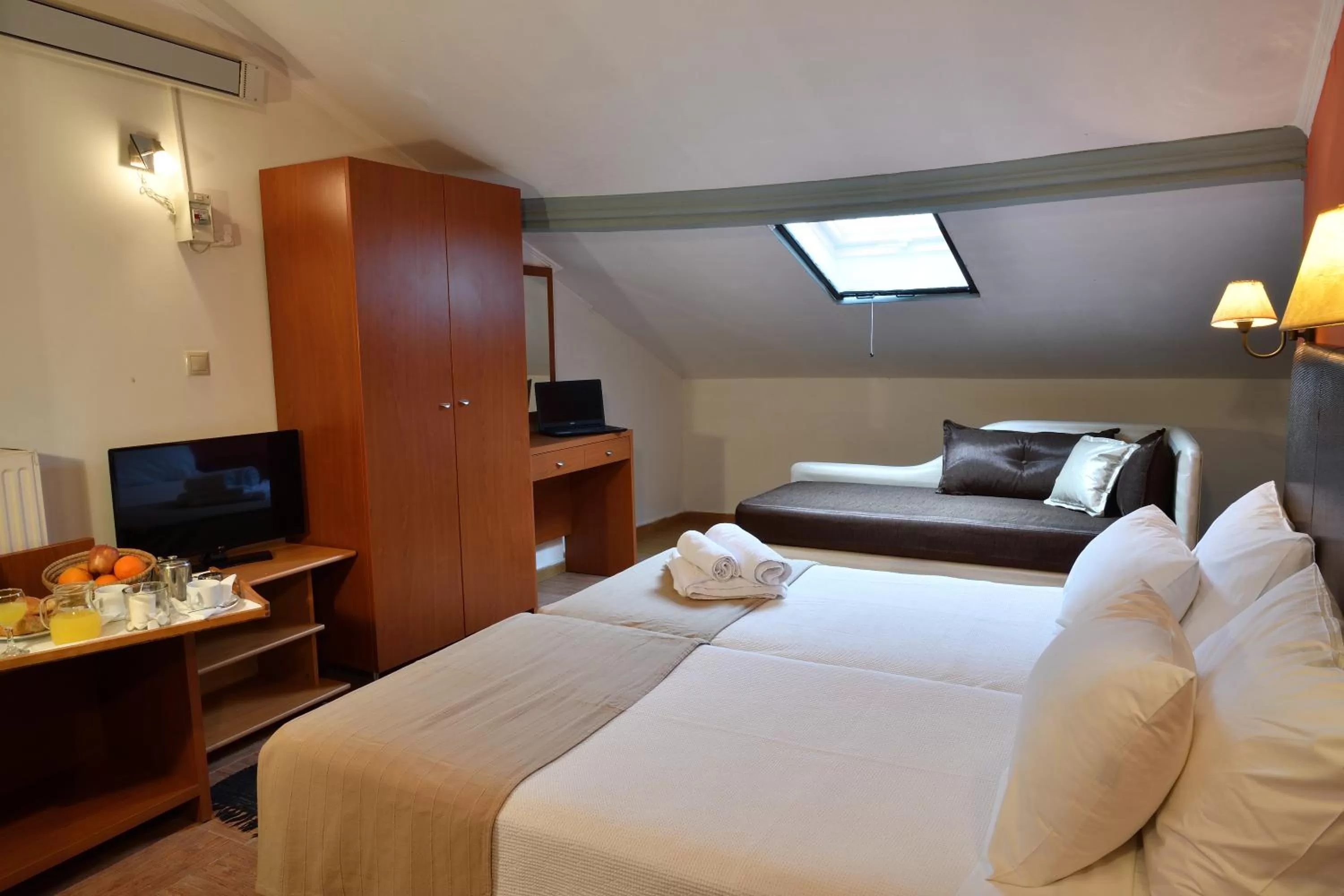 Photo of the whole room, Bed in Four Seasons Hotel