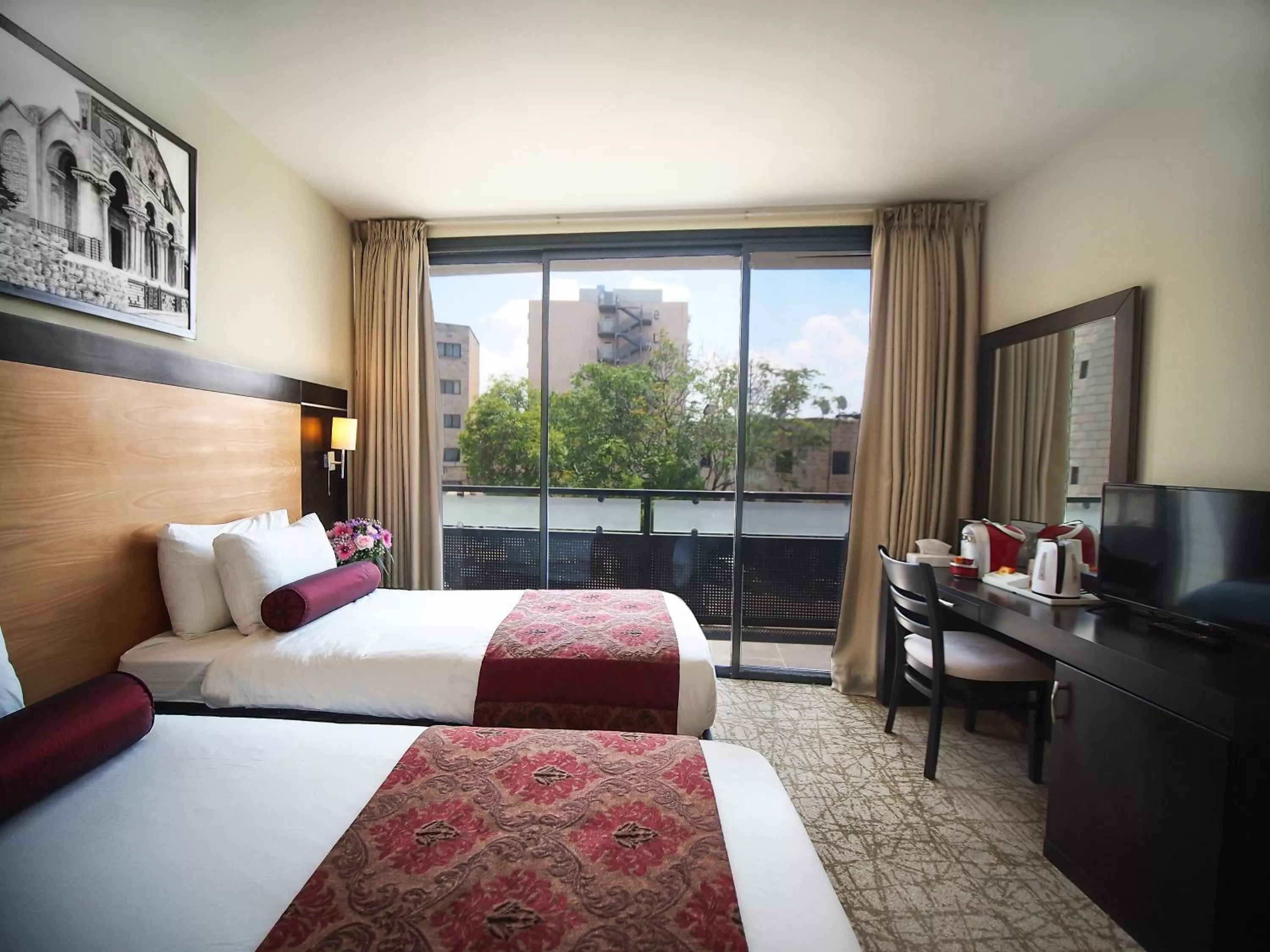 Photo of the whole room, Bed in New Capitol Hotel - Jerusalem