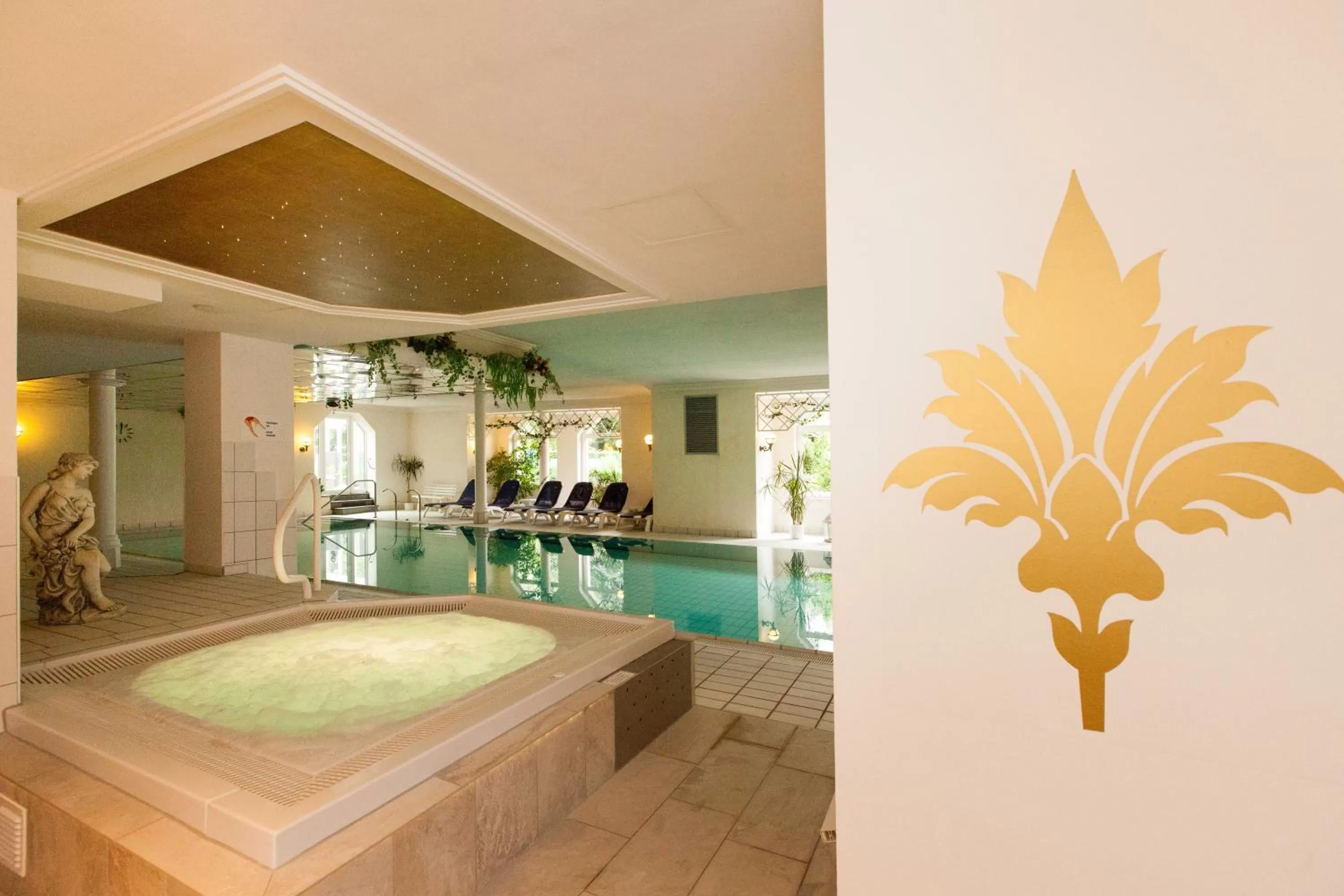 Hot Tub, Swimming Pool in Ferienhotel Haus Becker