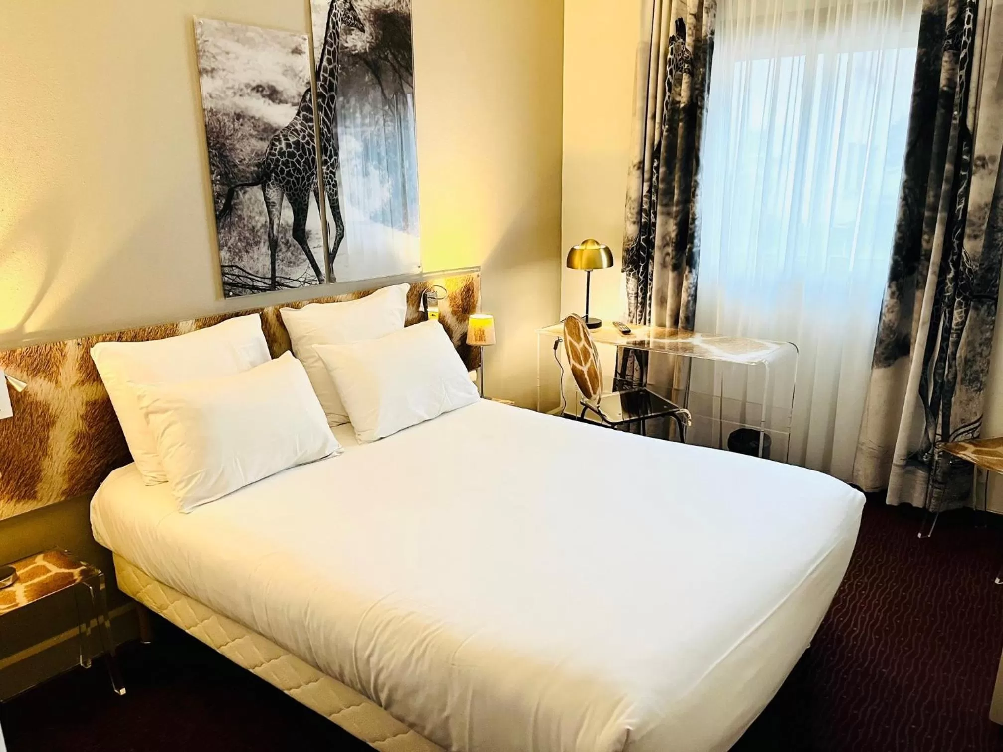 Bed in Hotel Le Cardinal Rueil Centre