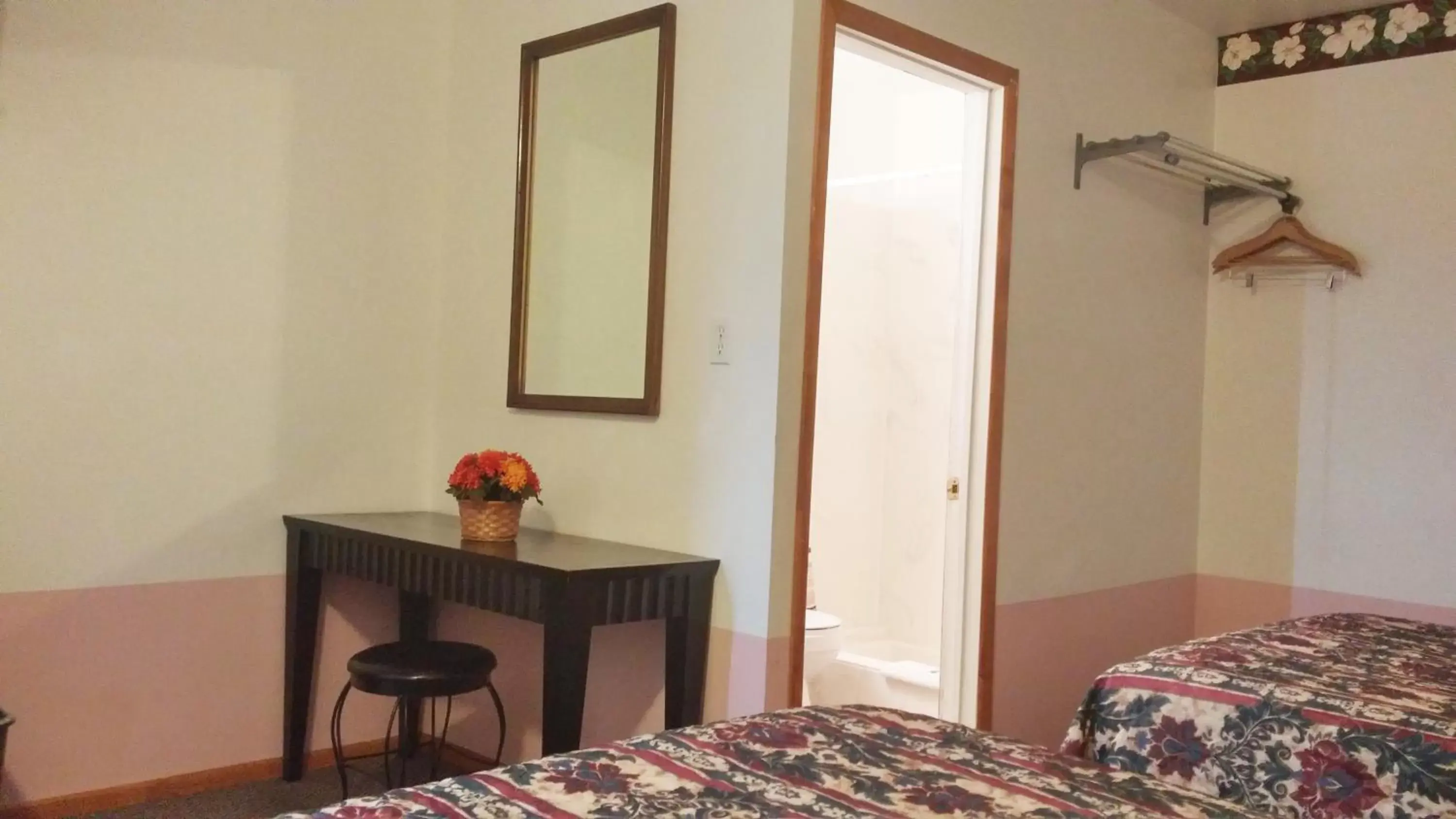 Double or Twin Room - Non-Smoking in American Inn Motel Canon City Double or Twin Room - Non-Smoking in American Inn Motel Canon City