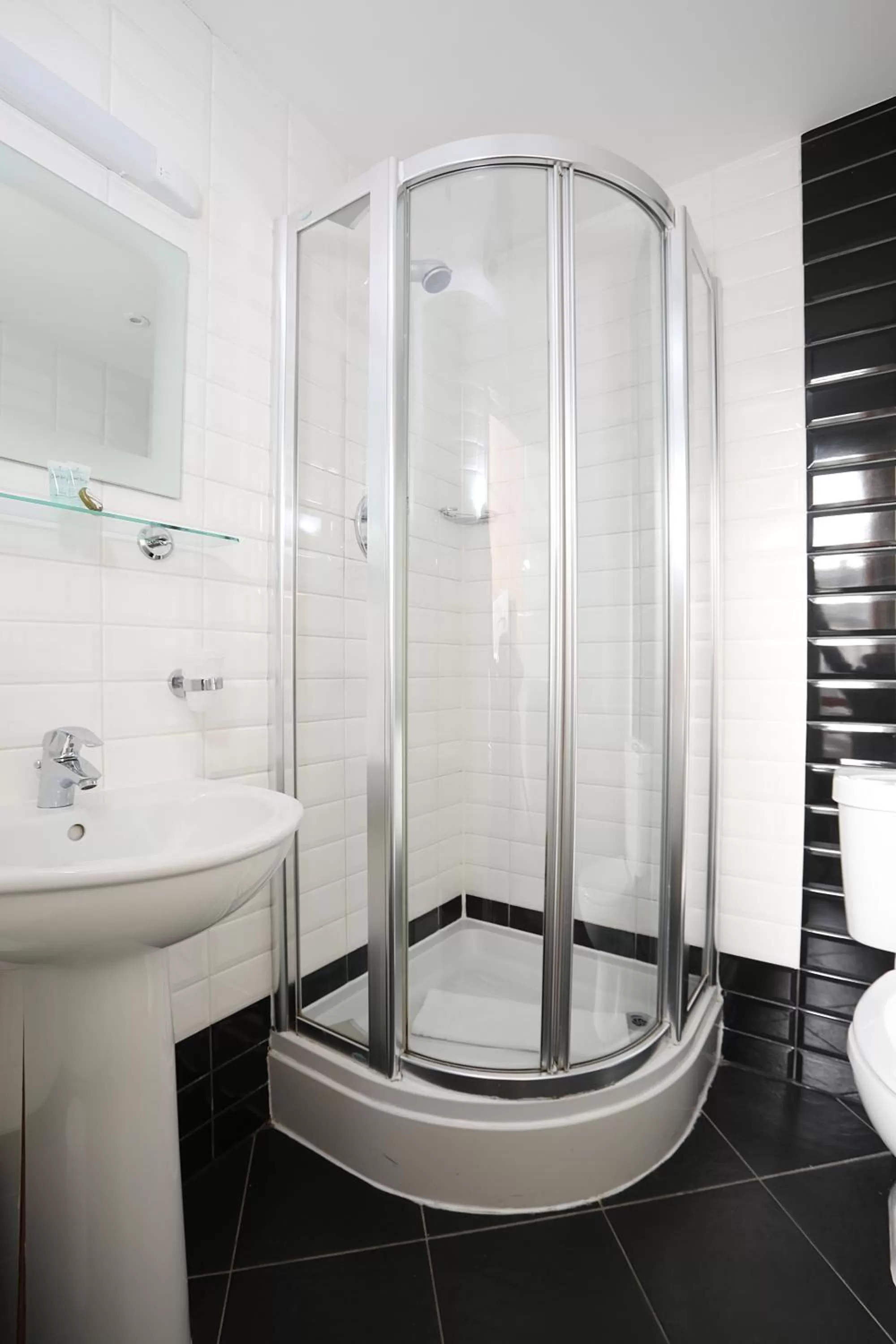 Shower in Cairn Hotel & Apartments