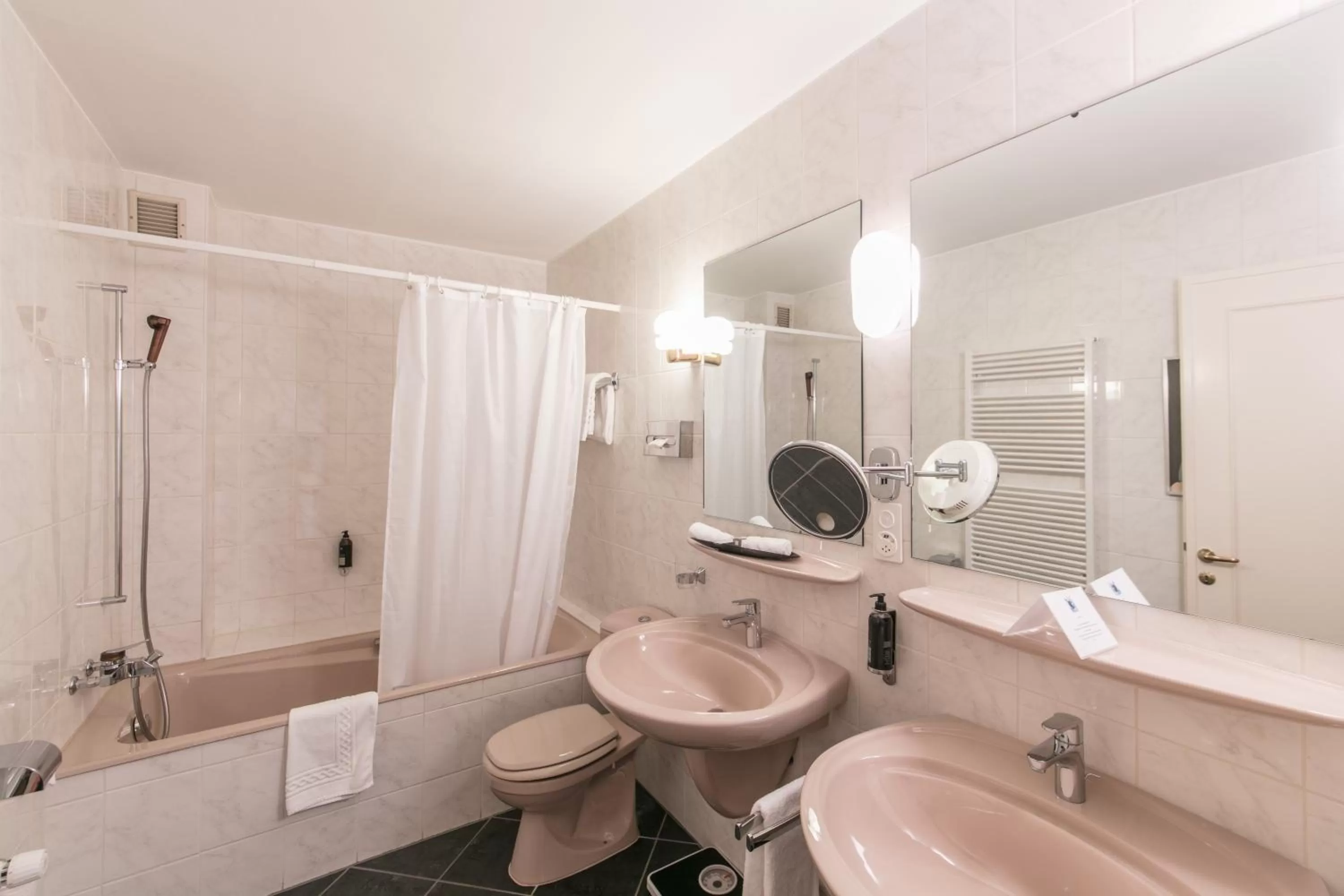 Toilet in Hotel Victoria