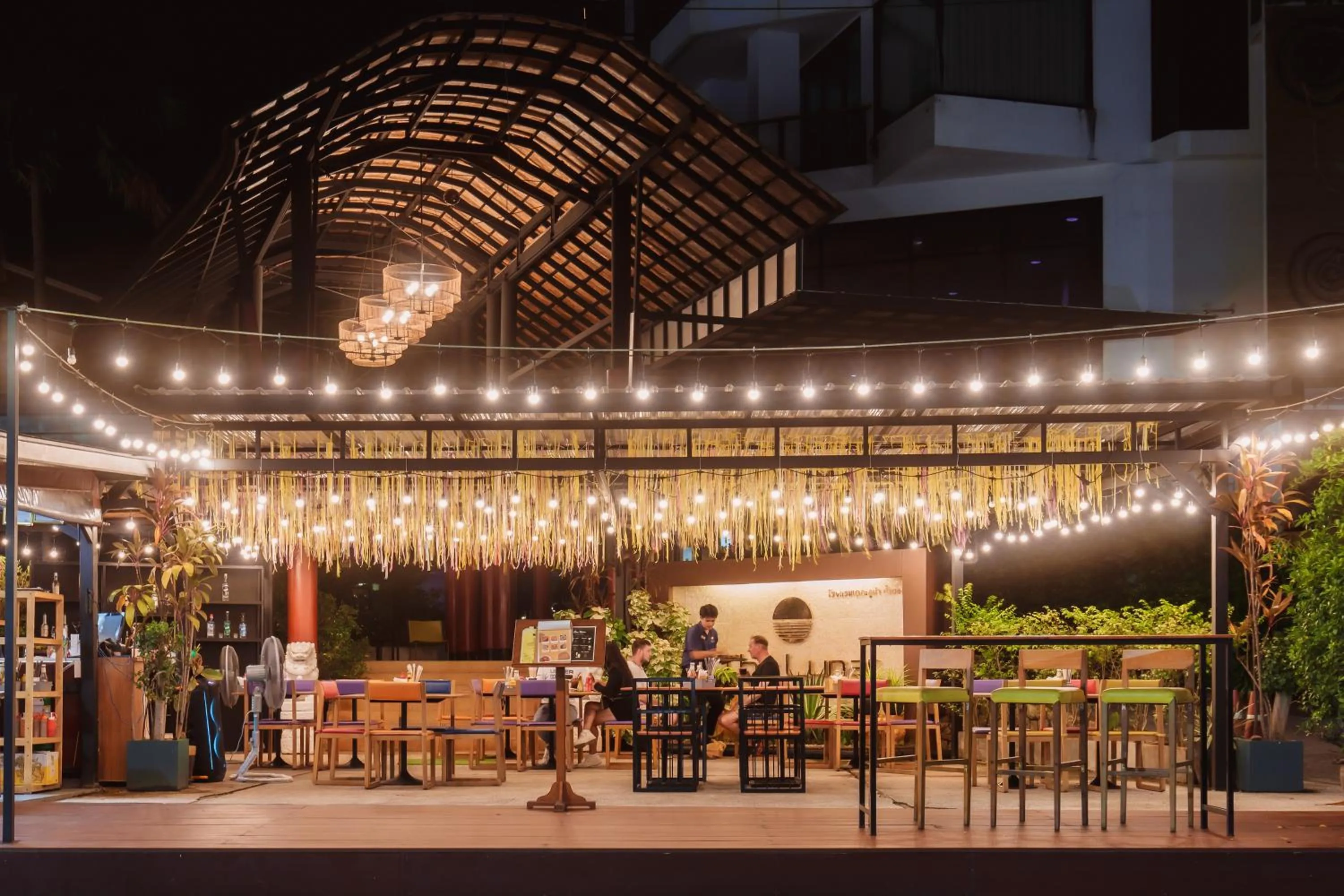 Restaurant/places to eat in The Lunar Patong