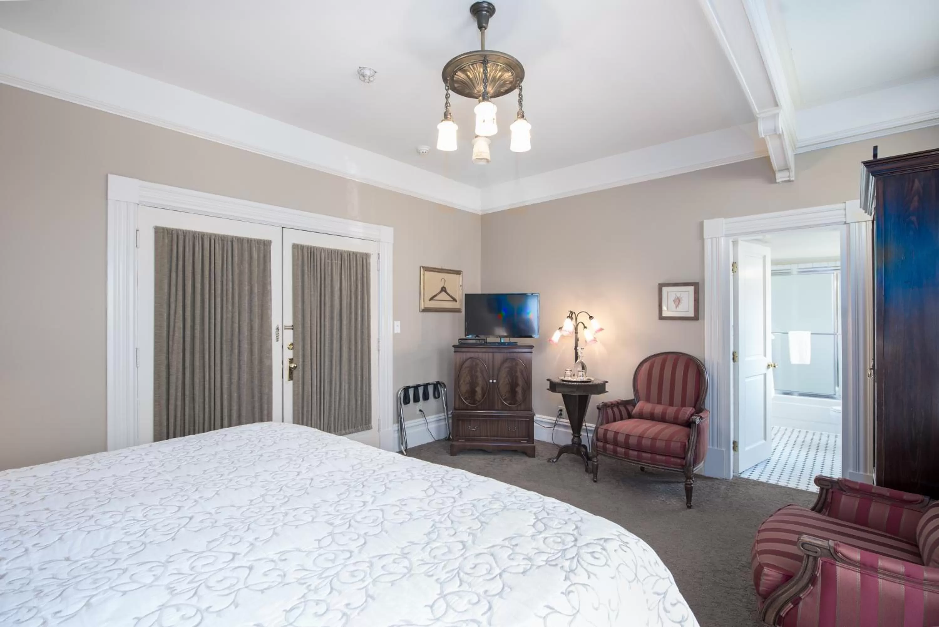 TV and multimedia, Bed in O Canada House Bed & Breakfast