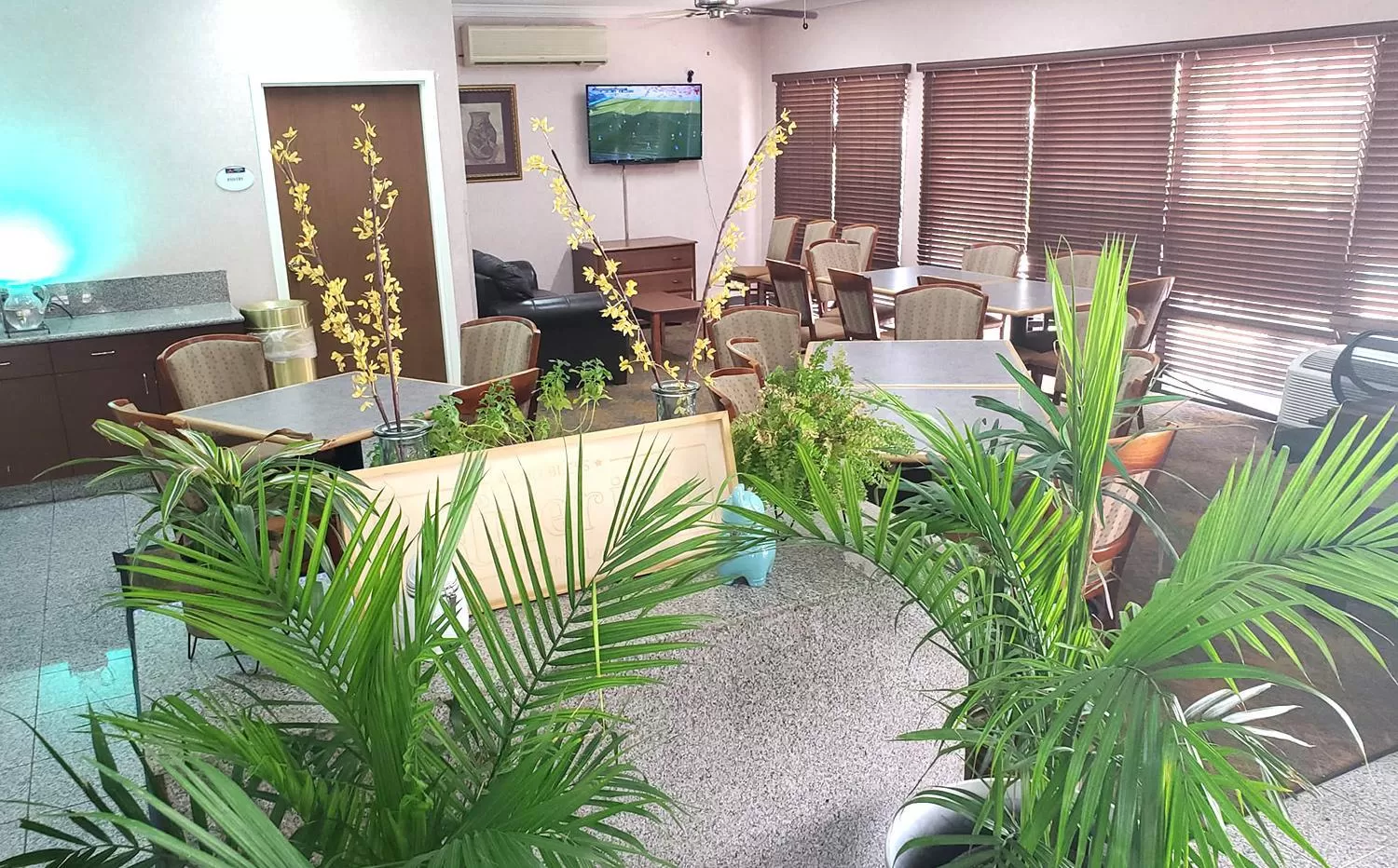 Restaurant/places to eat in Coratel Inn & Suites by Jasper New Braunfels IH-35 EXT 189