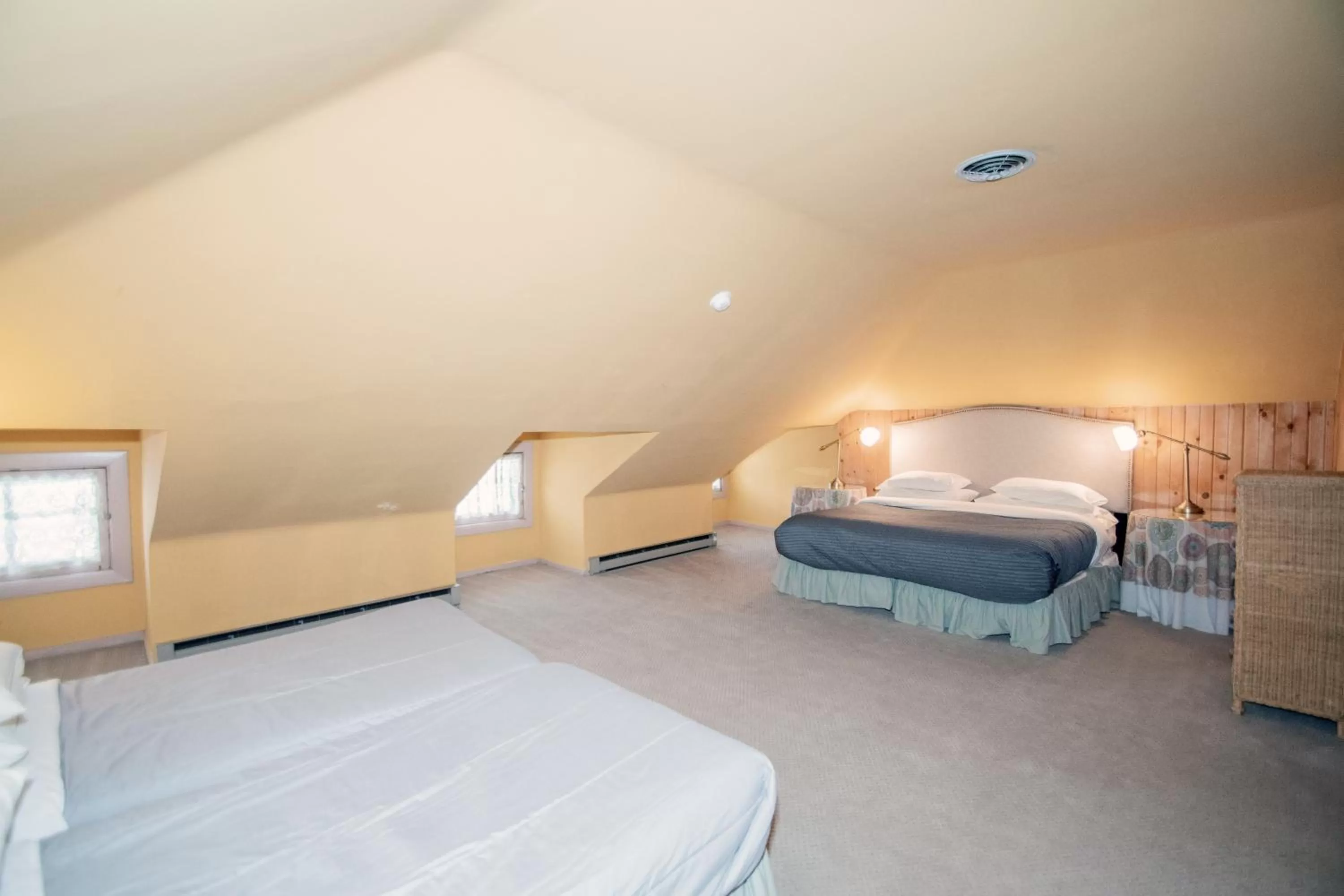 Bed in Looking Glass Inn