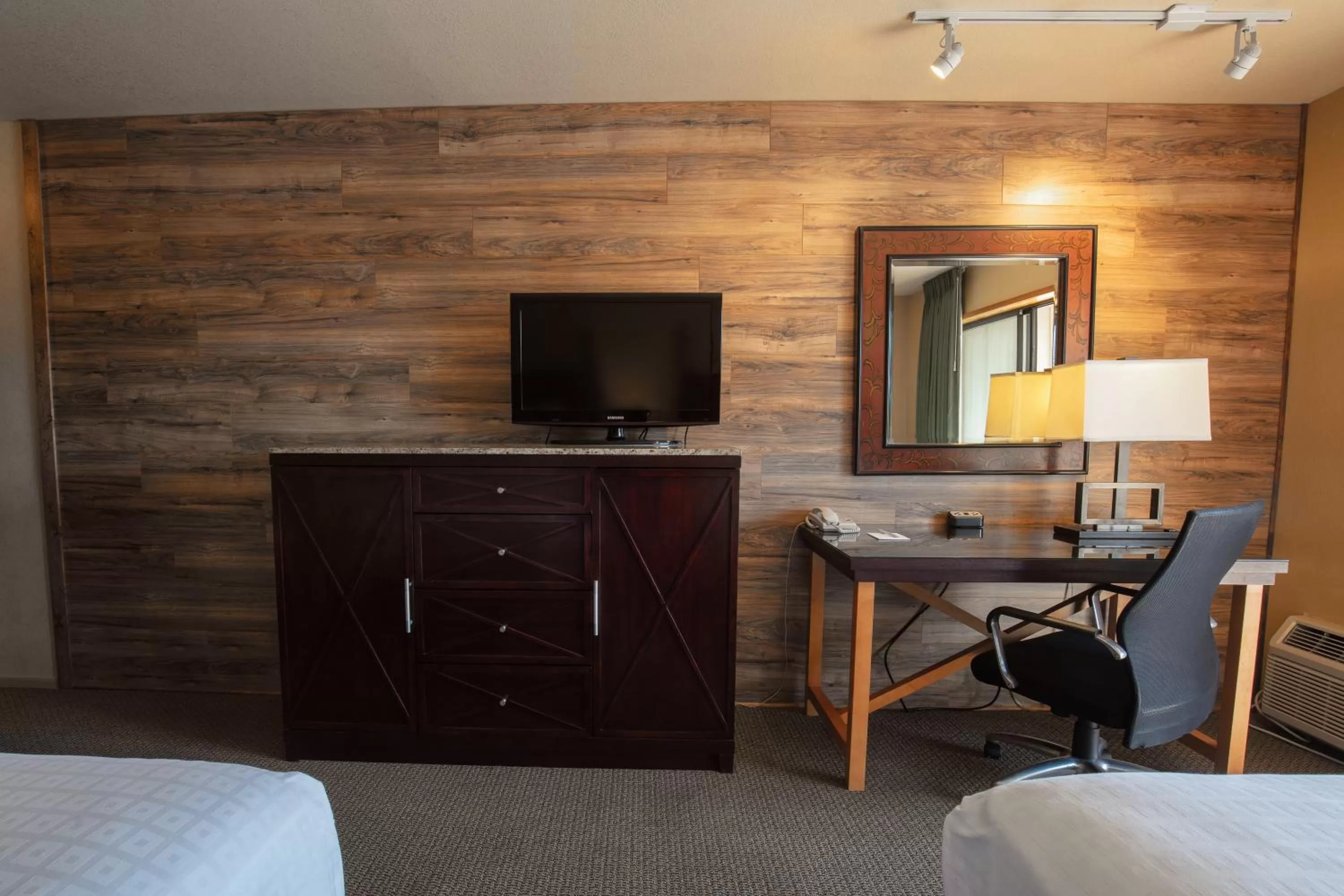 TV and multimedia, Bed in Riverside Inn