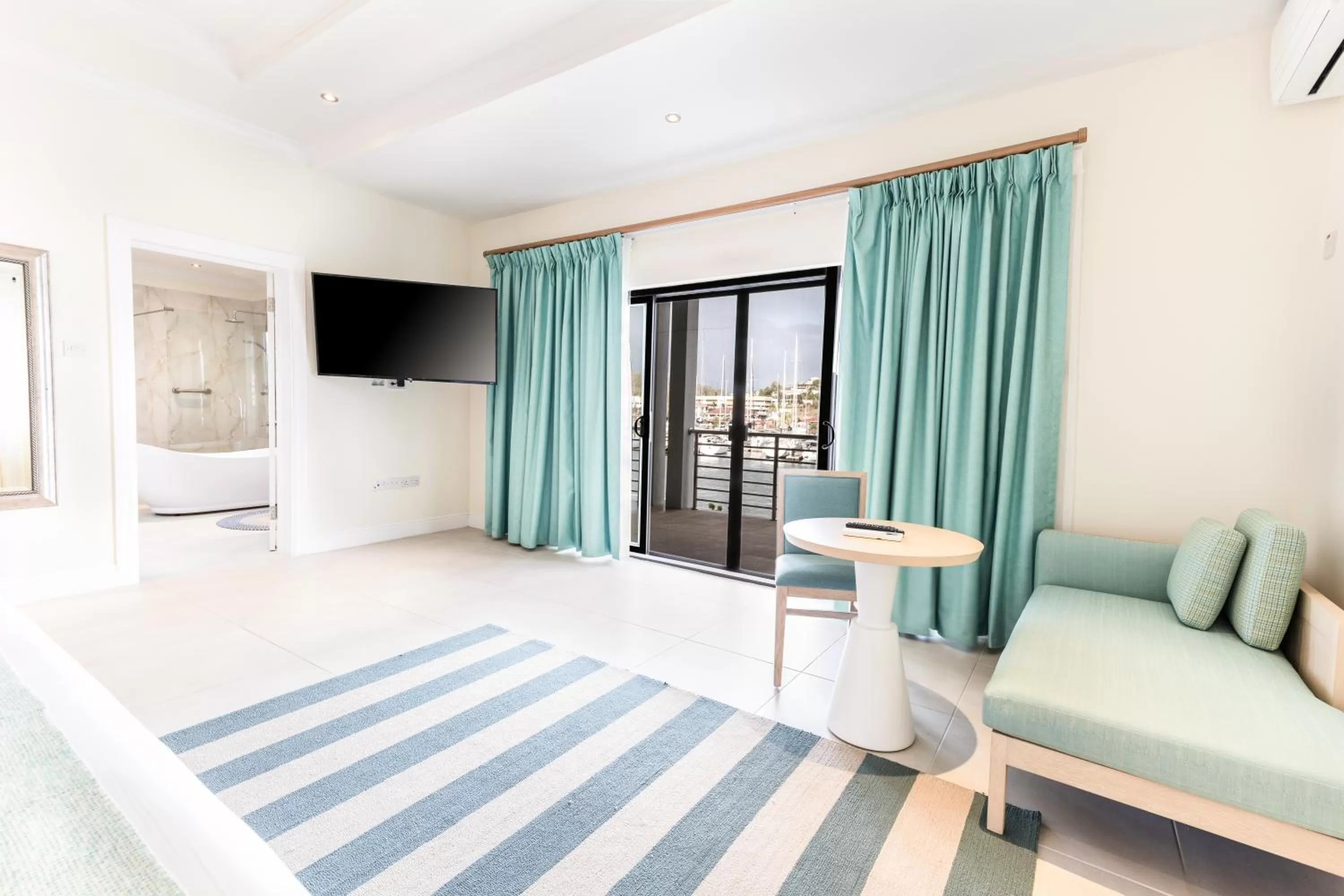 Communal lounge/ TV room in Bay Gardens Beach Resort & Spa