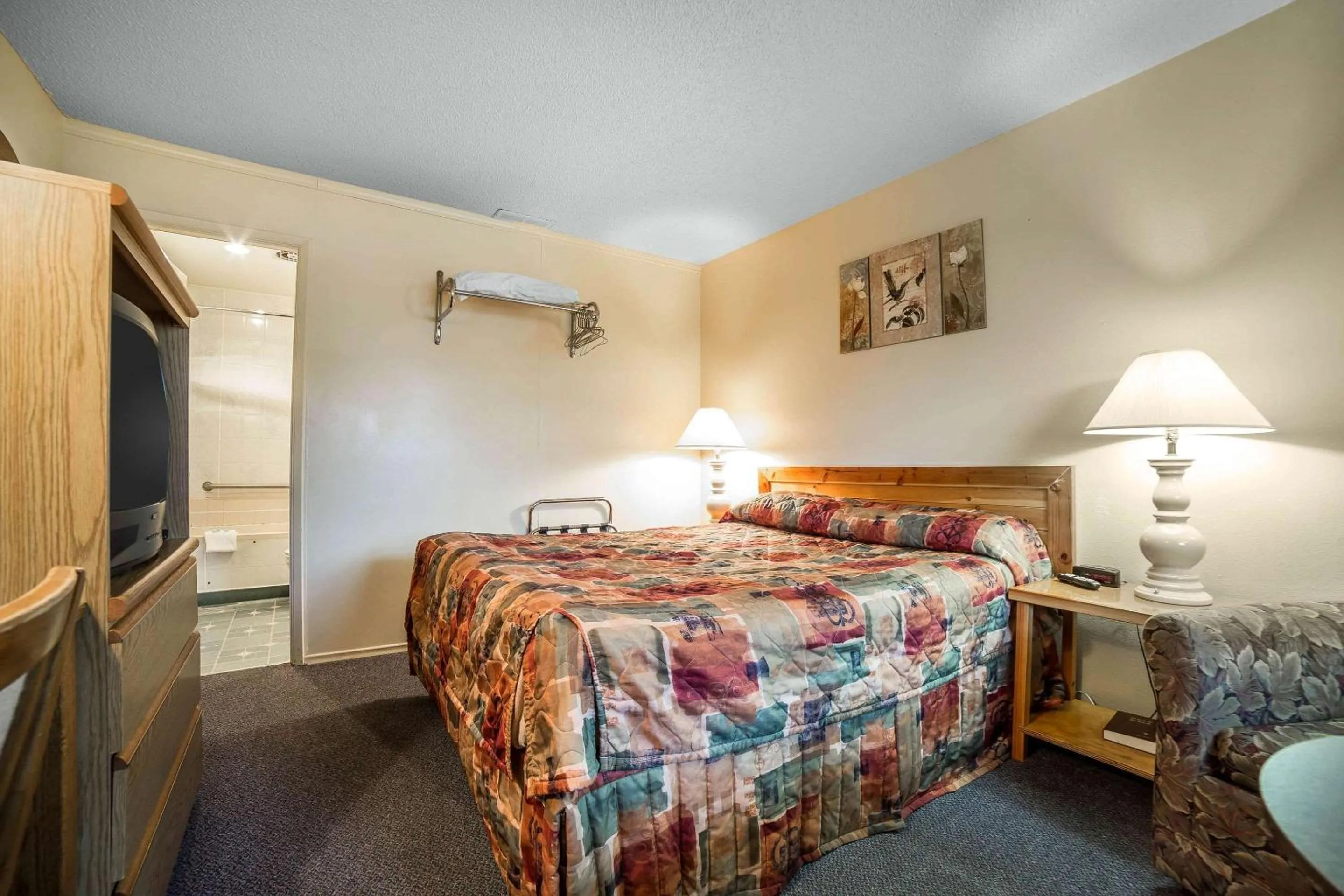 Bedroom, Bed in Rodeway Inn La Grande - Island City