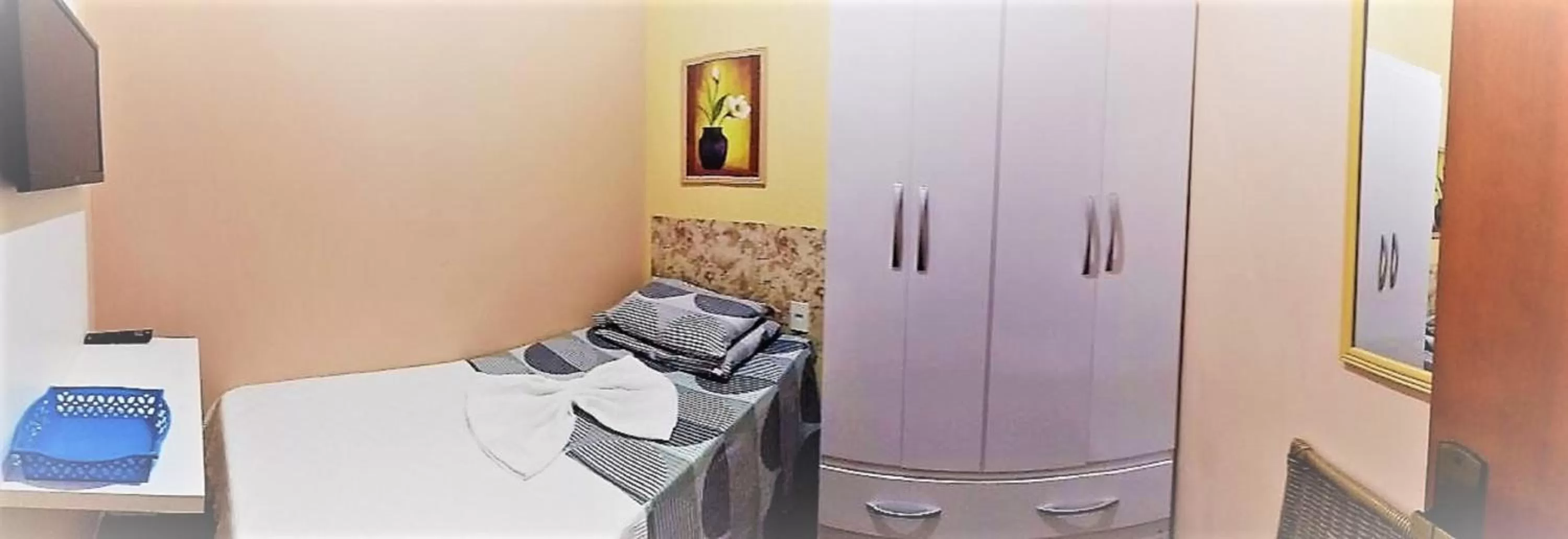 Photo of the whole room in KzaZendf Cama e Cafe Asa Sul