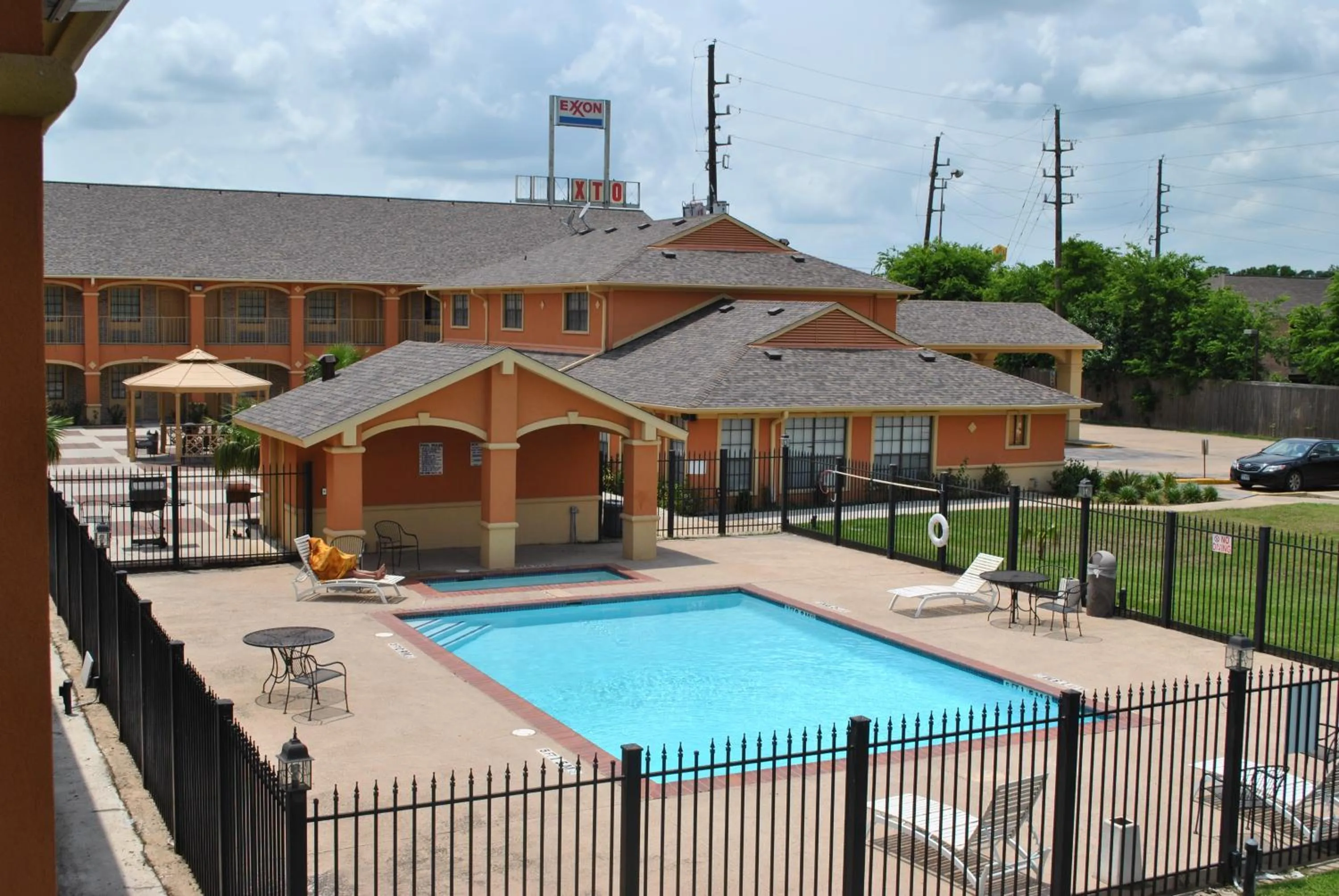 Swimming pool in Executive Inn Brookshire