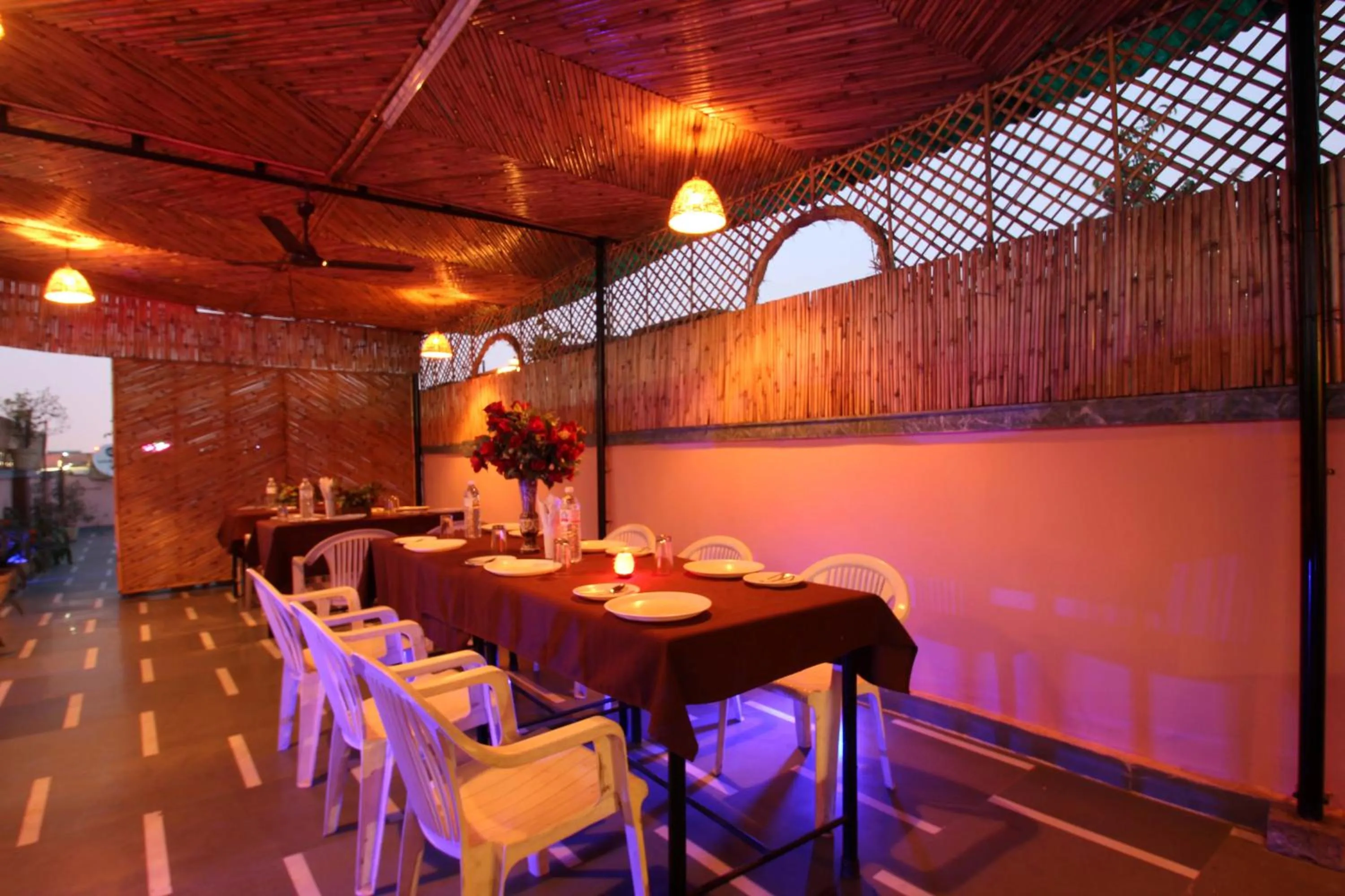 Restaurant/Places to Eat in Hotel Star View