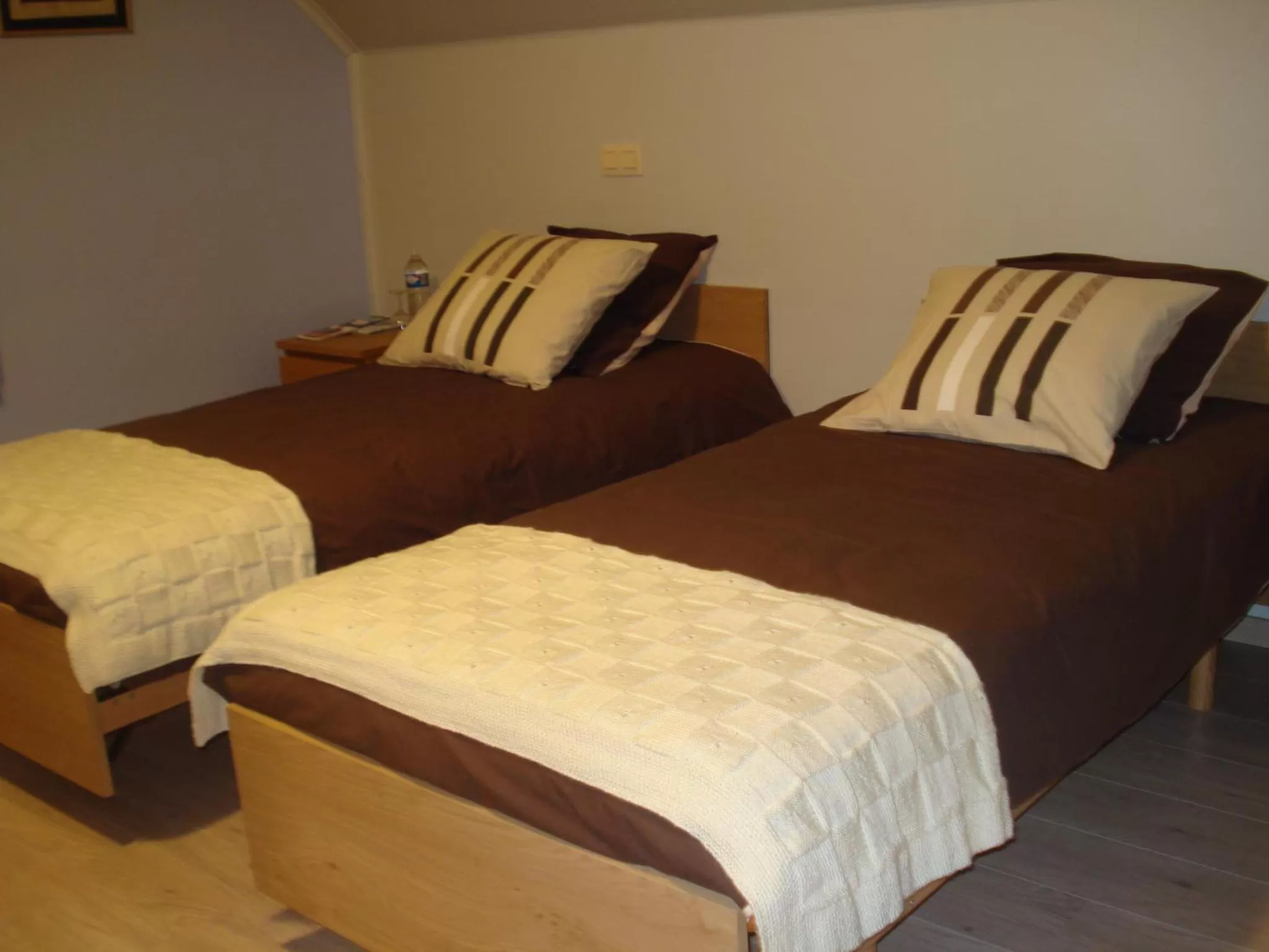 Photo of the whole room, Bed in Auro'ra