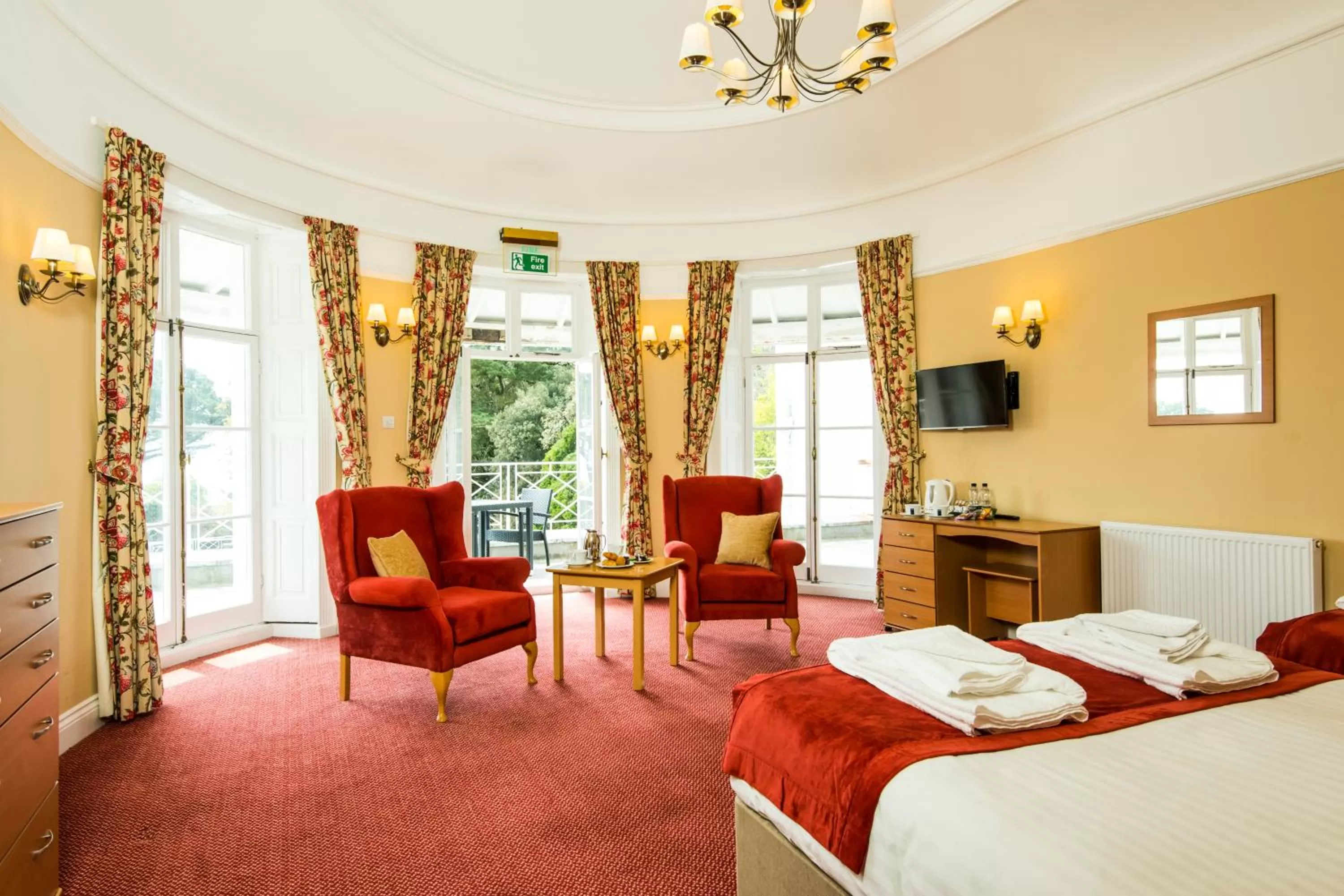 Bedroom, Bed in Cliffden Hotel