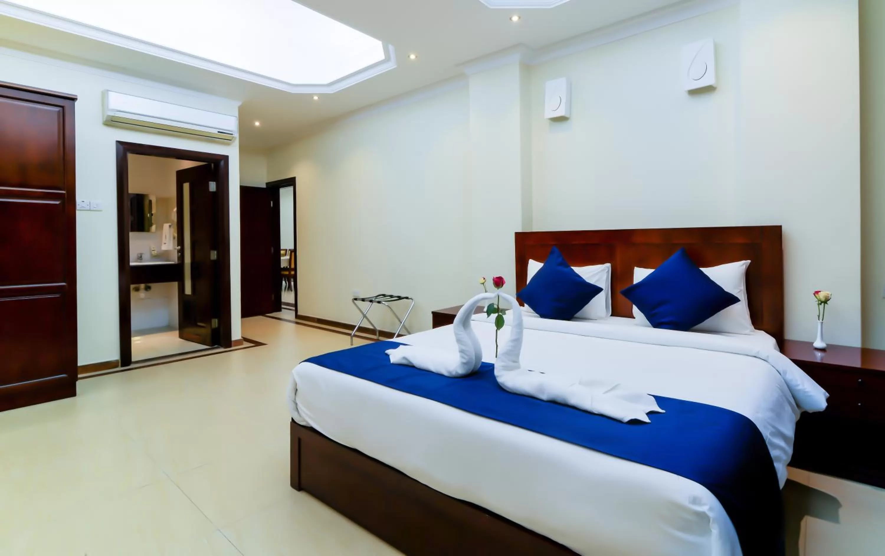 Bedroom, Bed in Tanzanite Executive Suites