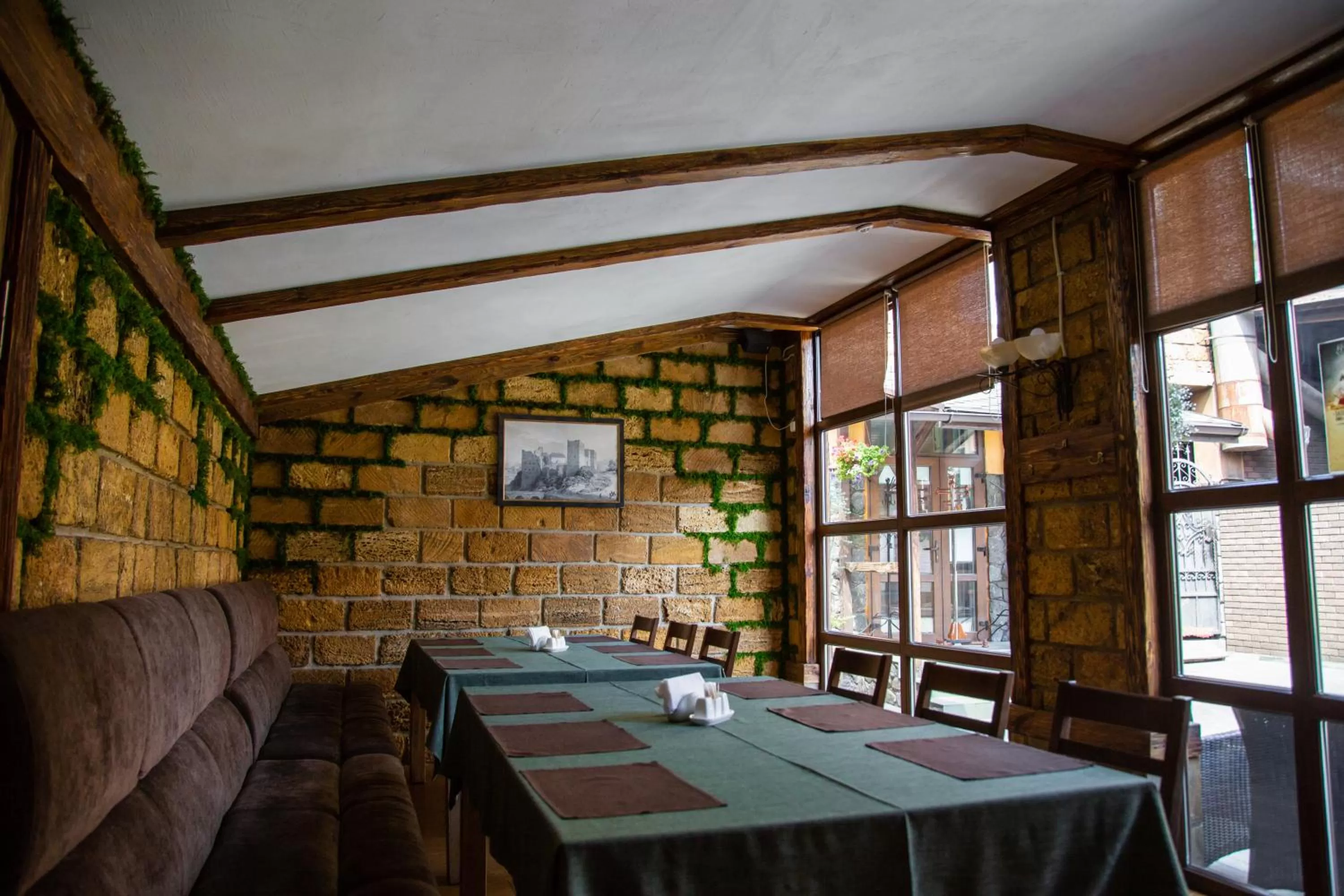 Dining area in Pivdenna Brama